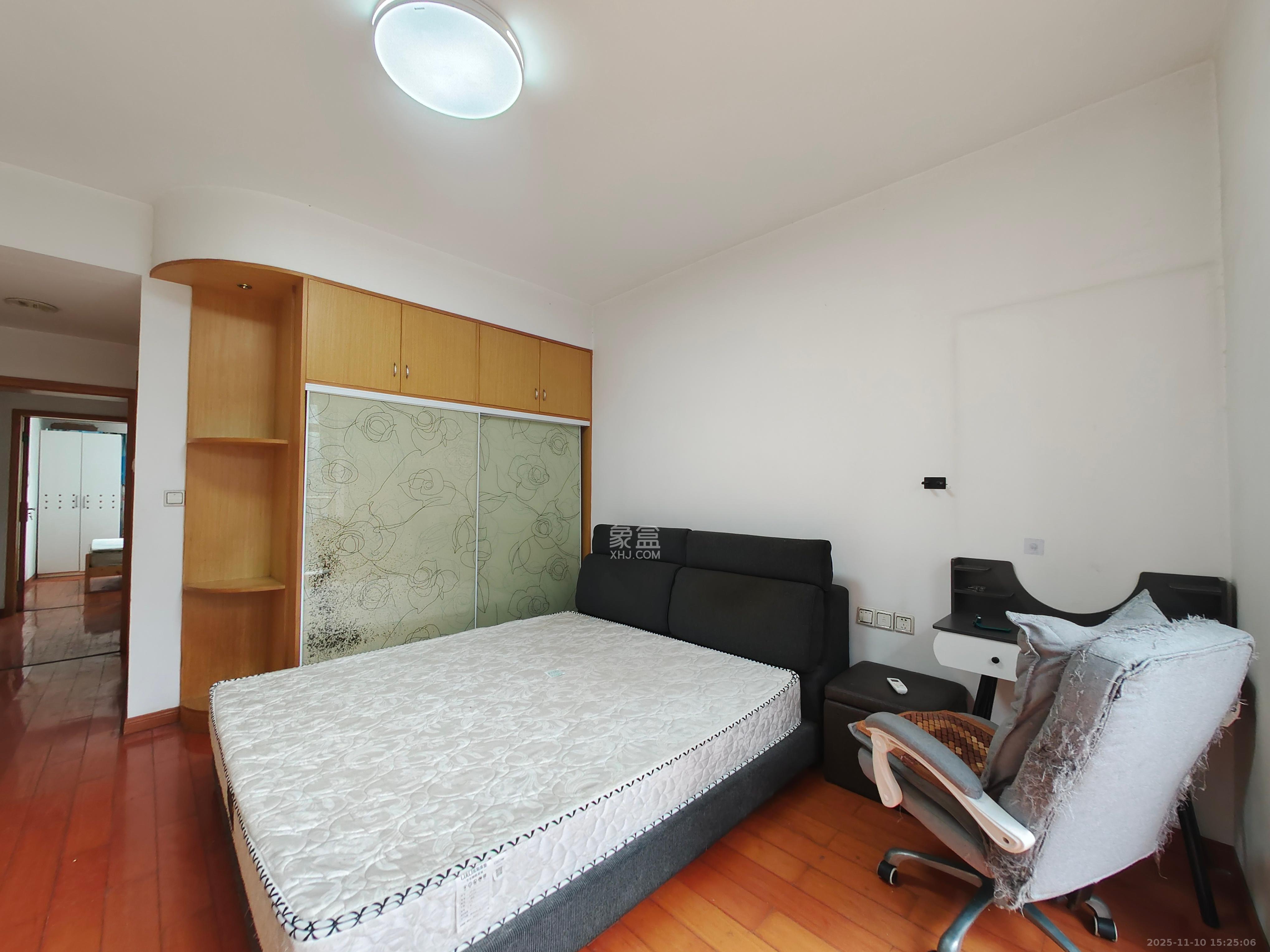 望兴景园一期  3室2厅2卫    2000.0元/月室内图