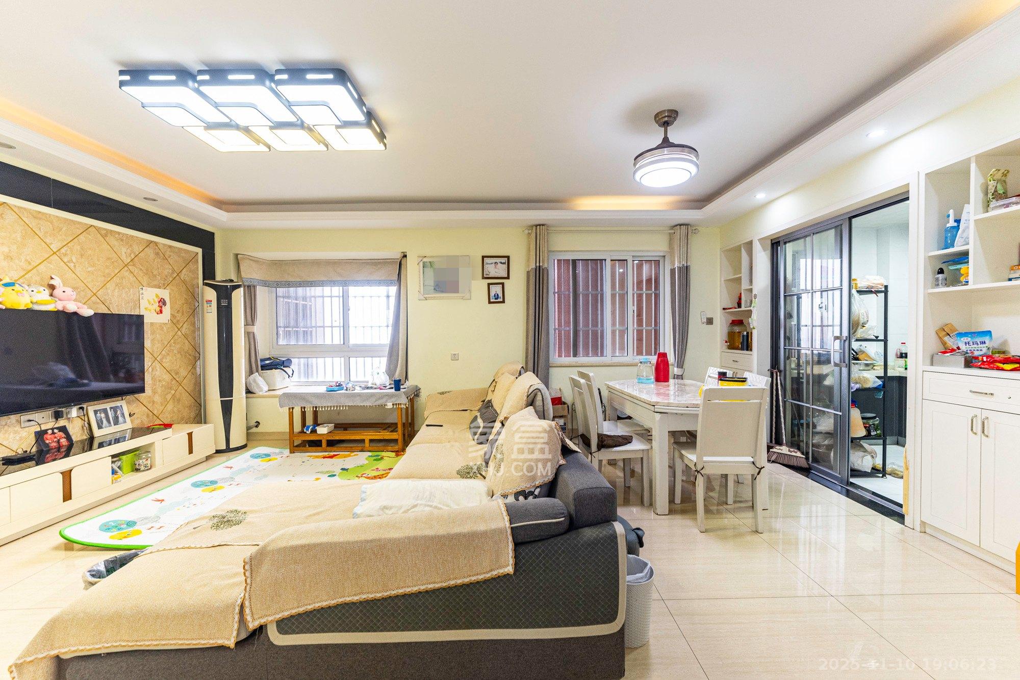 山水湾  4室2厅2卫    89.0万客厅