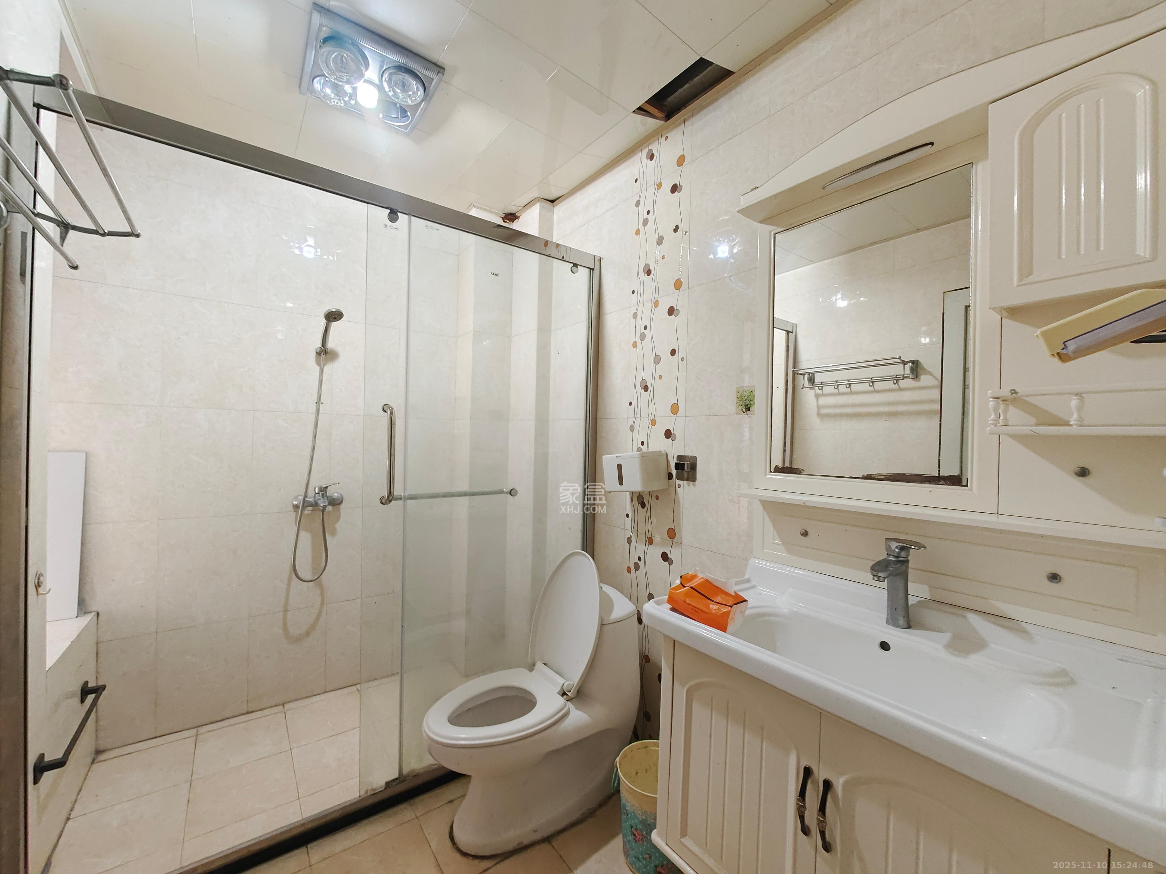 望兴景园一期  3室2厅2卫    2000.0元/月室内图