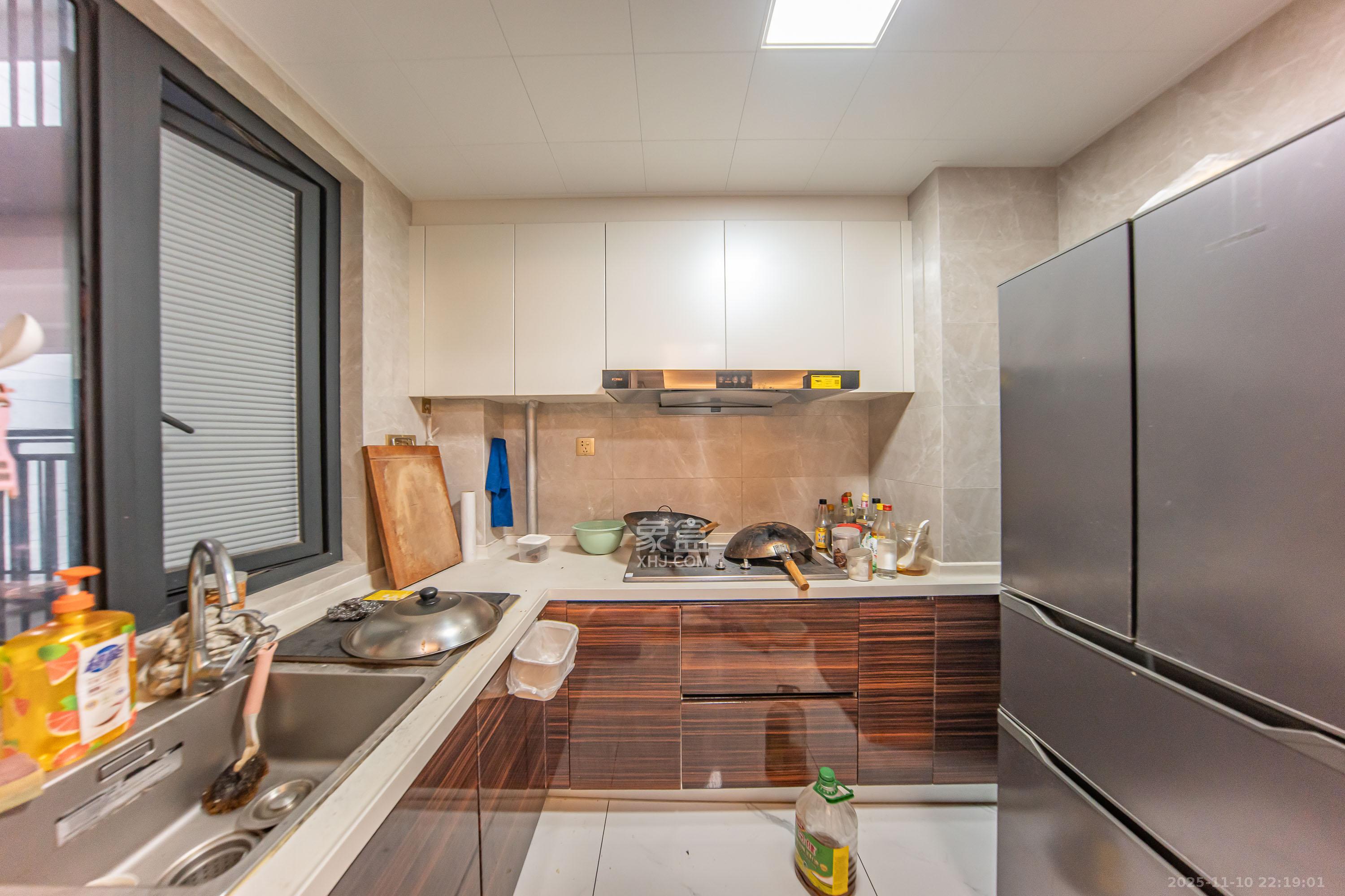 中海阅麓山二期 3室2厅2卫 130.0万 中海阅麓山二期 3室2厅2卫 130.0万厨房