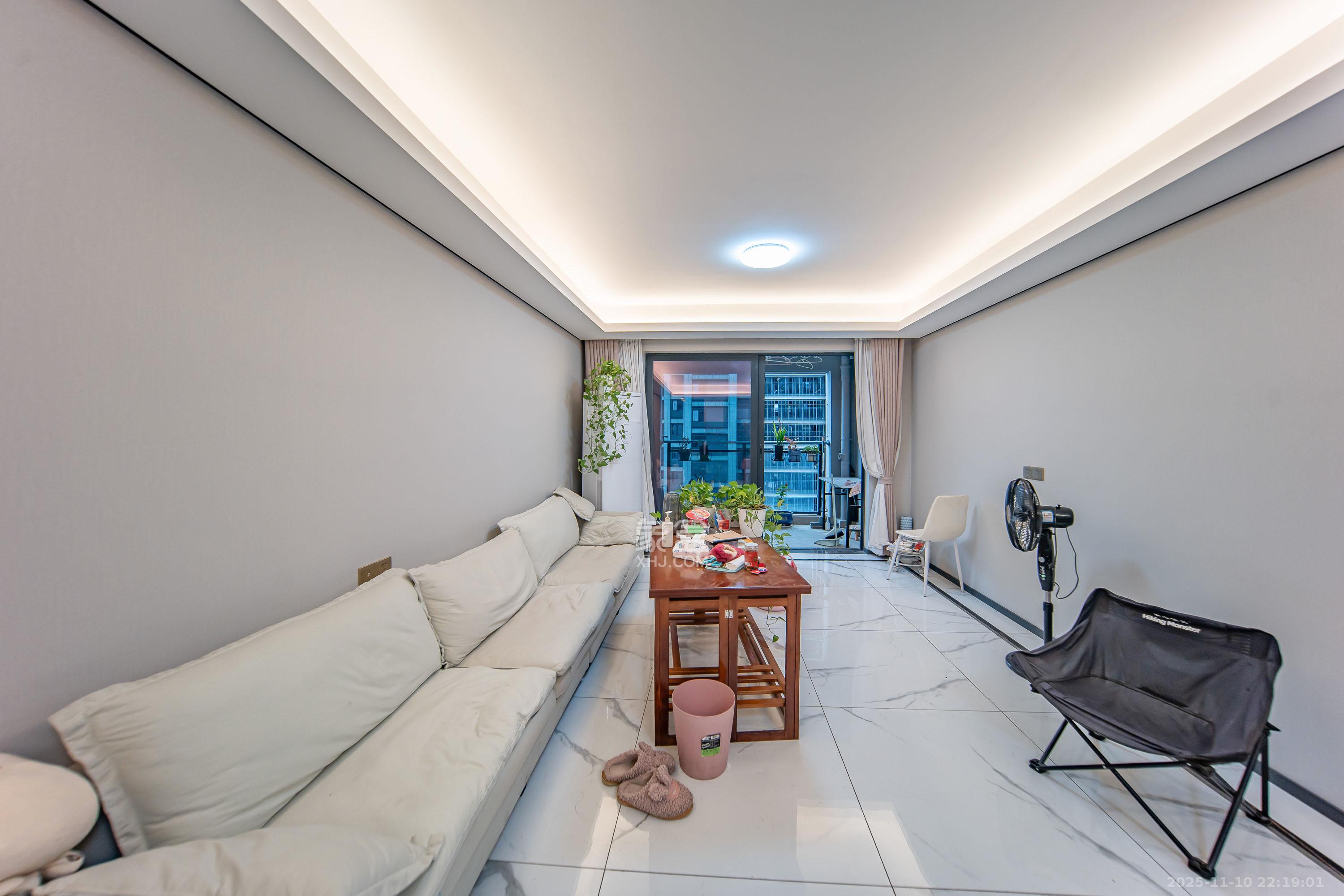 中海阅麓山二期 3室2厅2卫 130.0万 中海阅麓山二期 3室2厅2卫 130.0万客厅