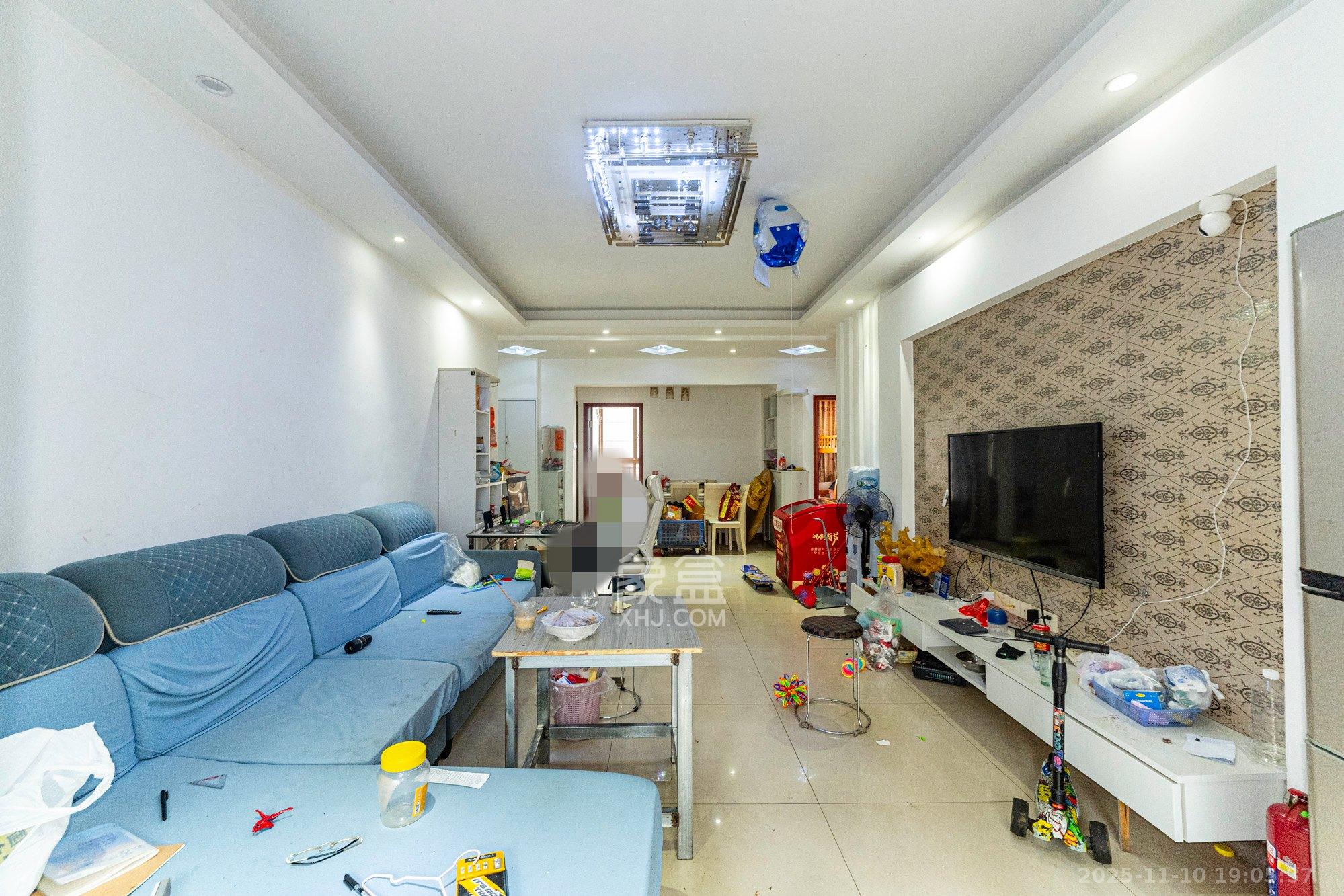 四季星城  3室2厅2卫    59.8万客厅