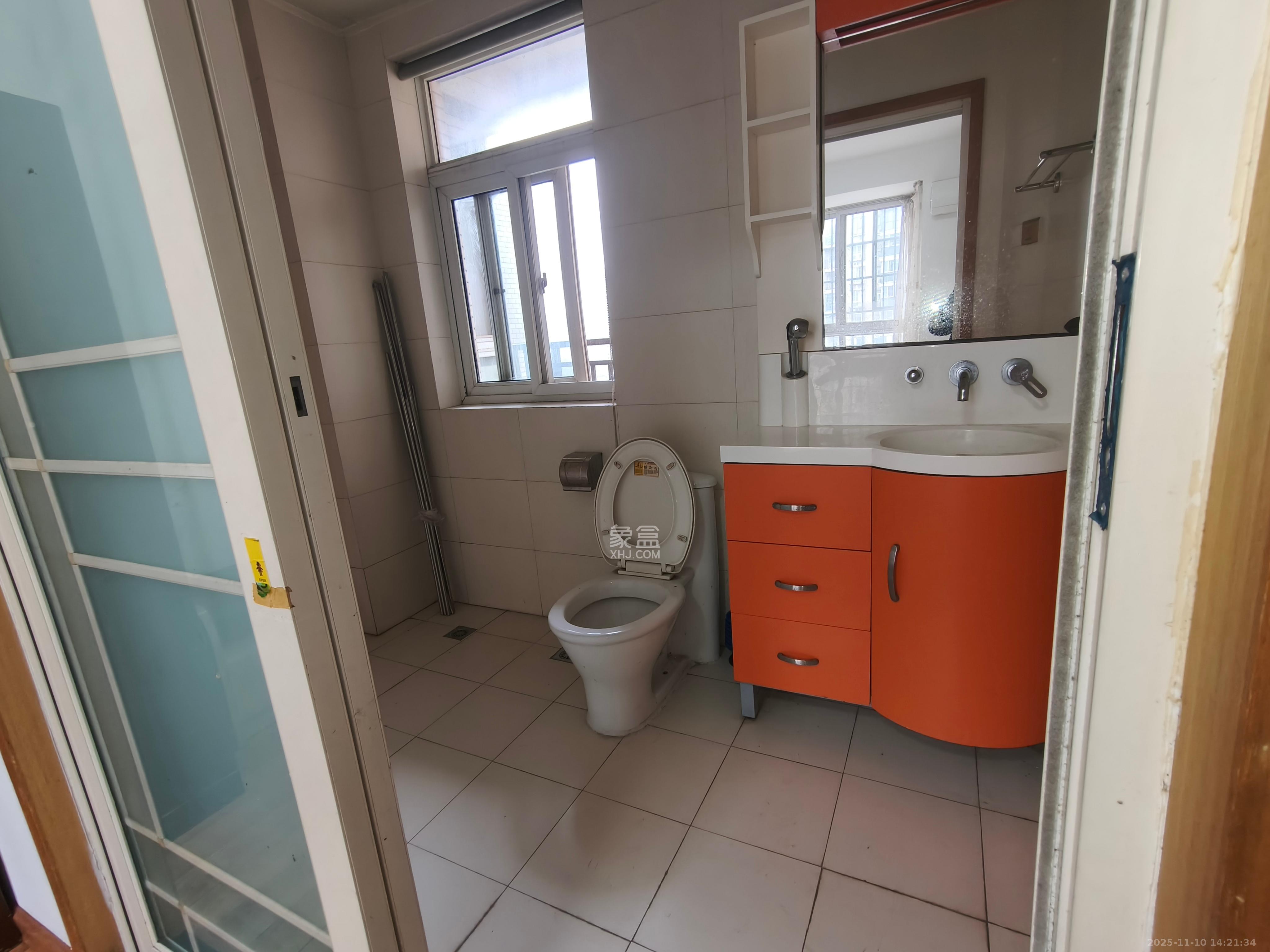 金碧文华  3室2厅2卫    2300.0元/月室内图