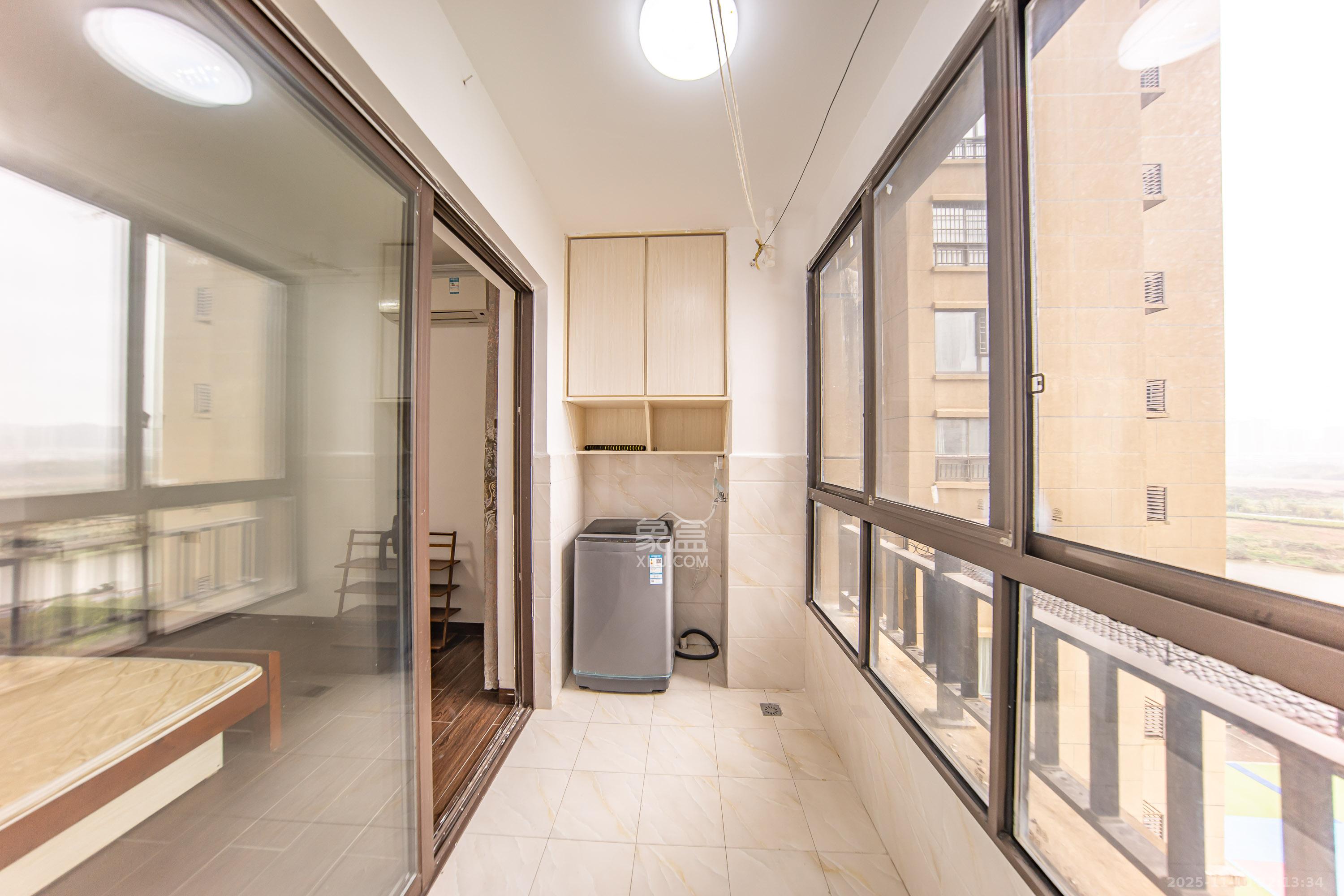 华润橡树湾  1室2厅2卫    93.8万阳台