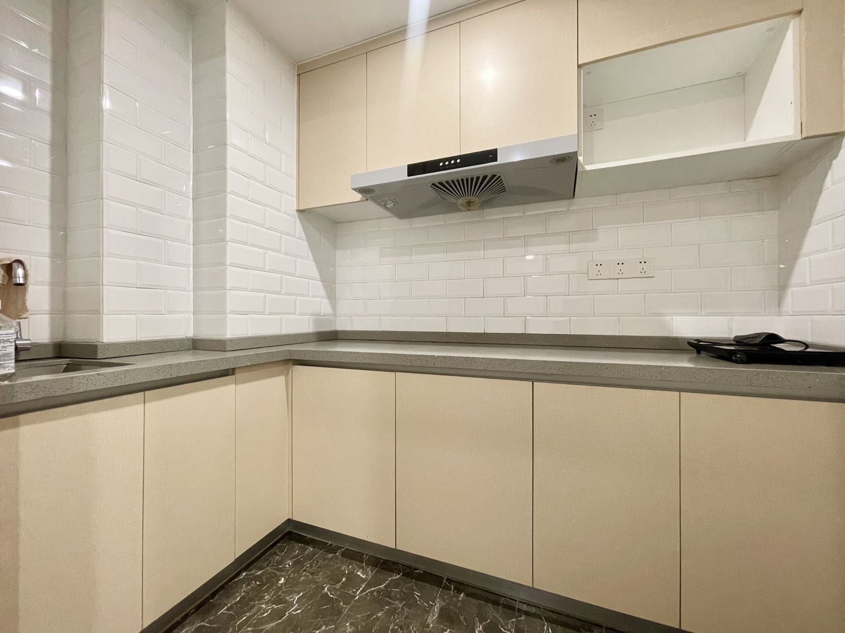 海航豪庭南苑  1室1厅1卫    129.0万客厅