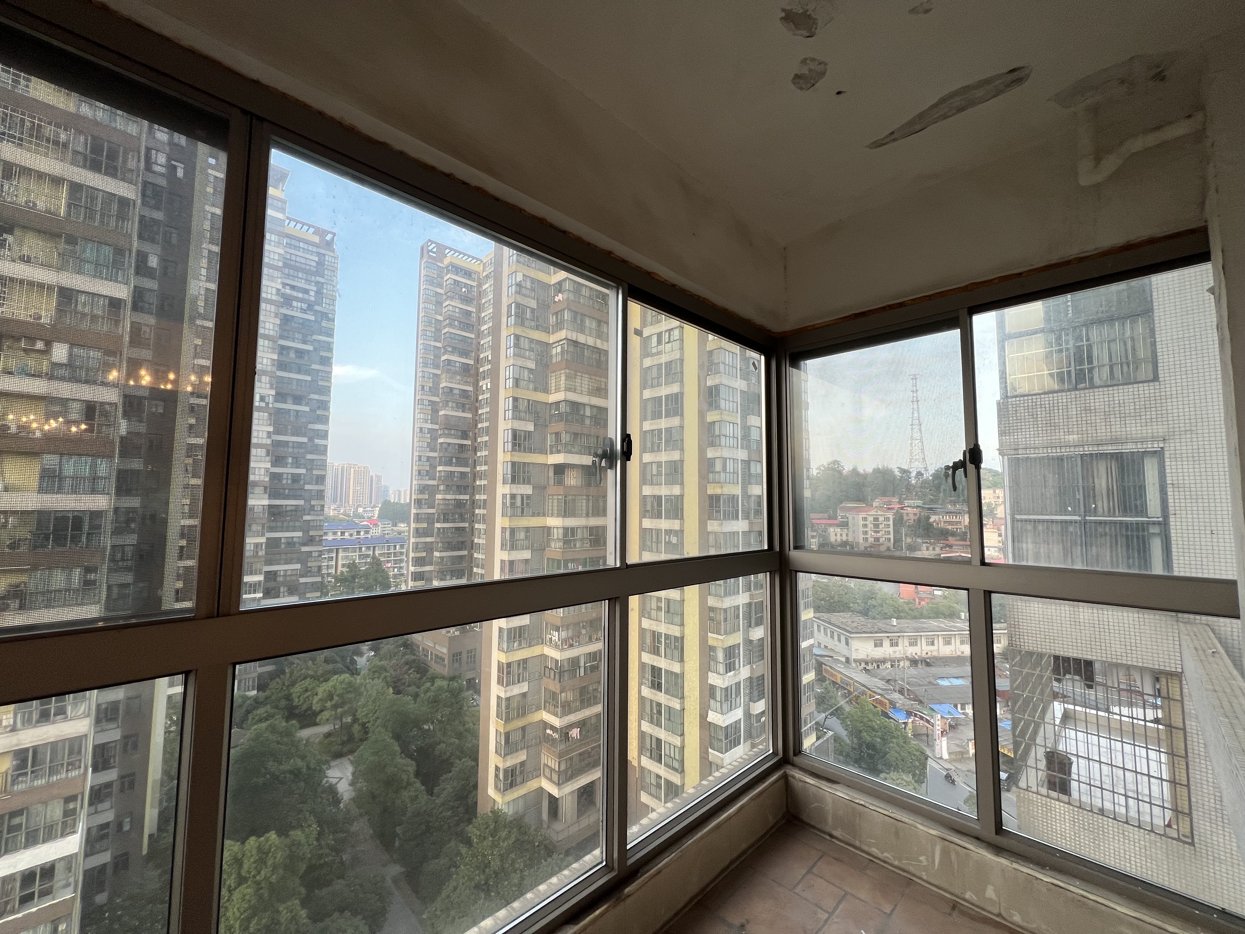 幸福嘉园 4室2厅2卫 52.8万 幸福嘉园 4室2厅2卫 52.8万阳台