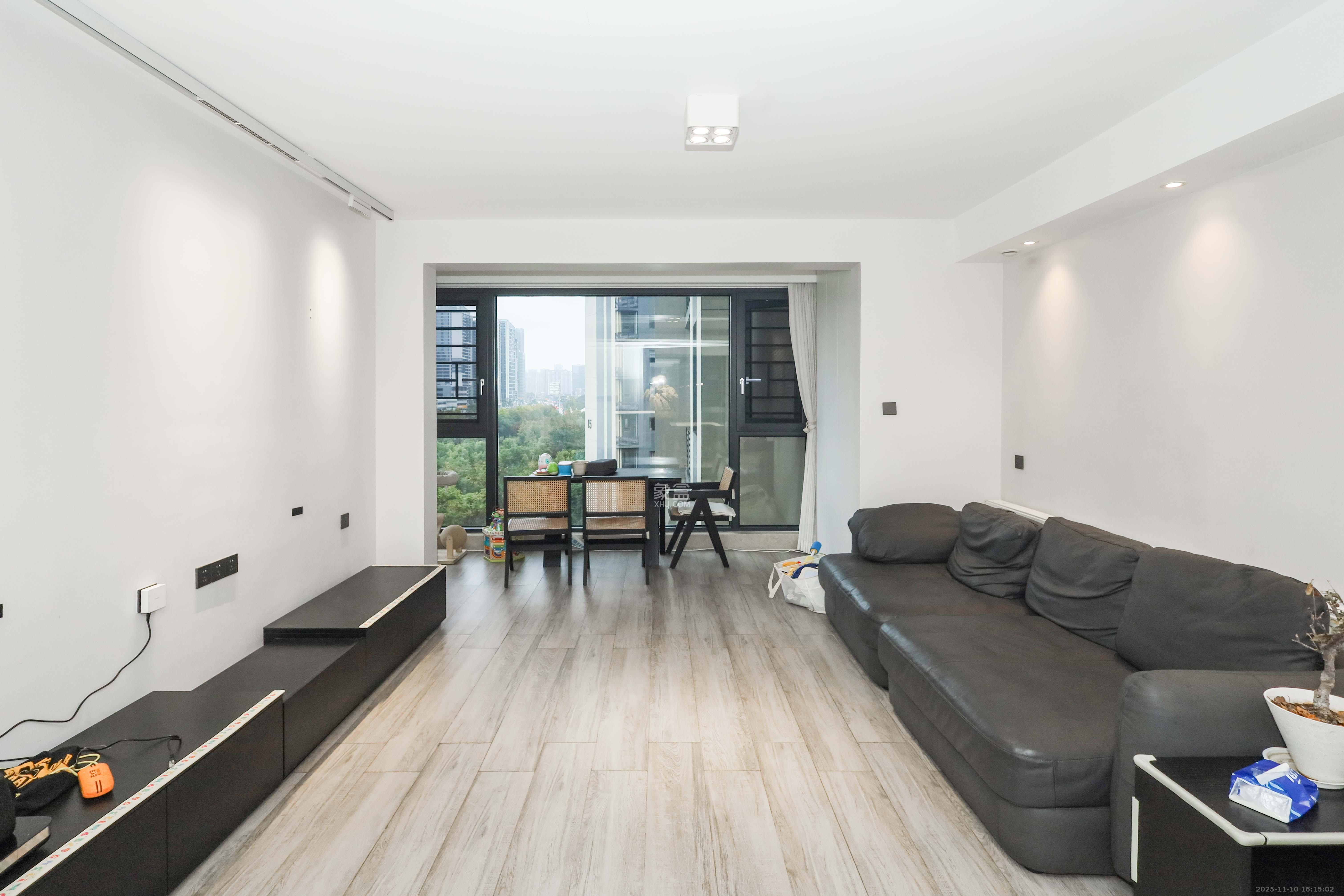 万科金色梦想C区 4室2厅2卫 175.0万 万科金色梦想C区 4室2厅2卫 175.0万客厅