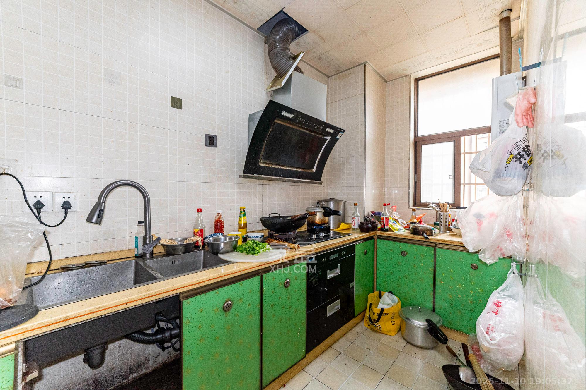 四季星城  3室2厅2卫    59.8万厨房