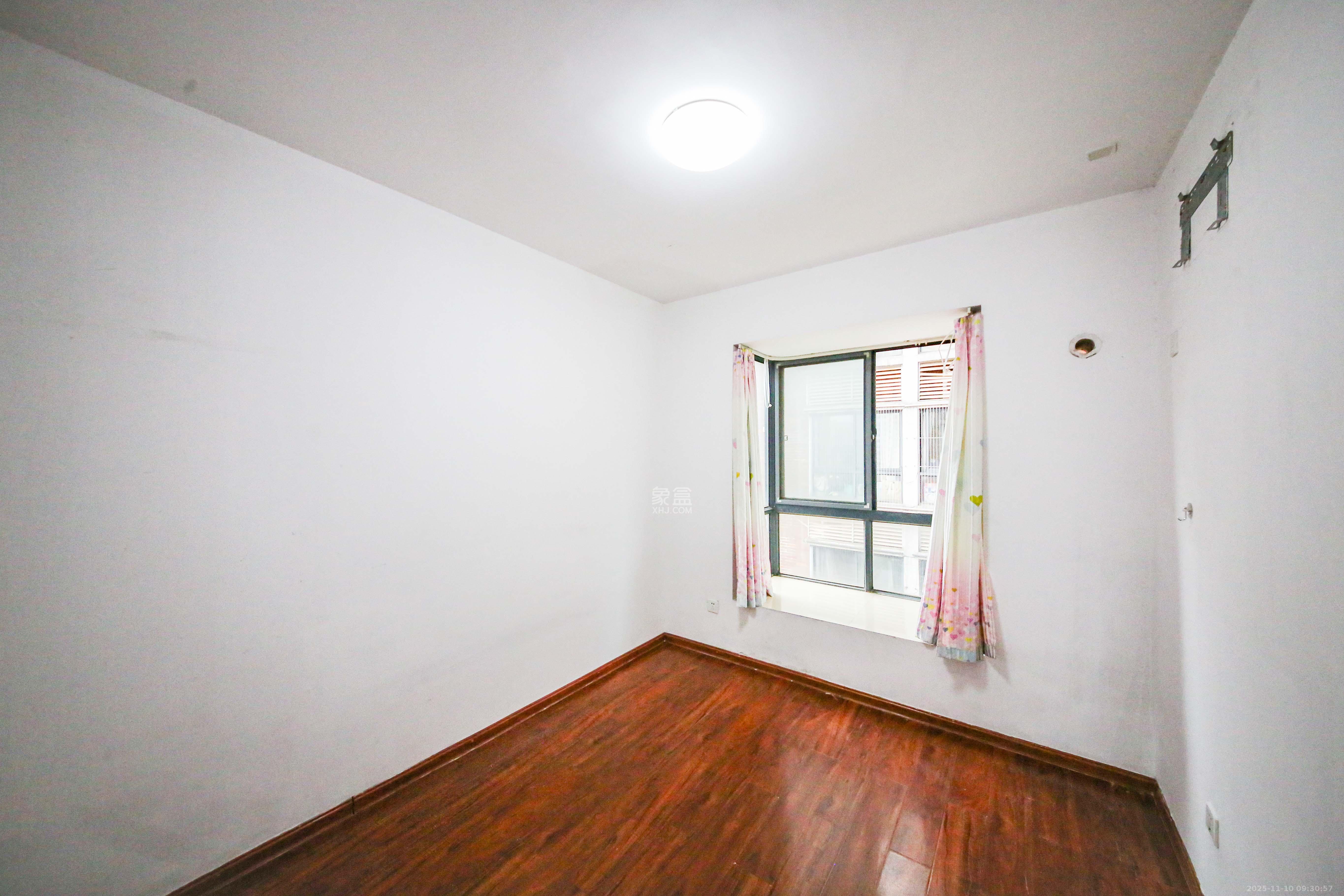 天城泰祥苑  3室2厅1卫    99.0万卧室