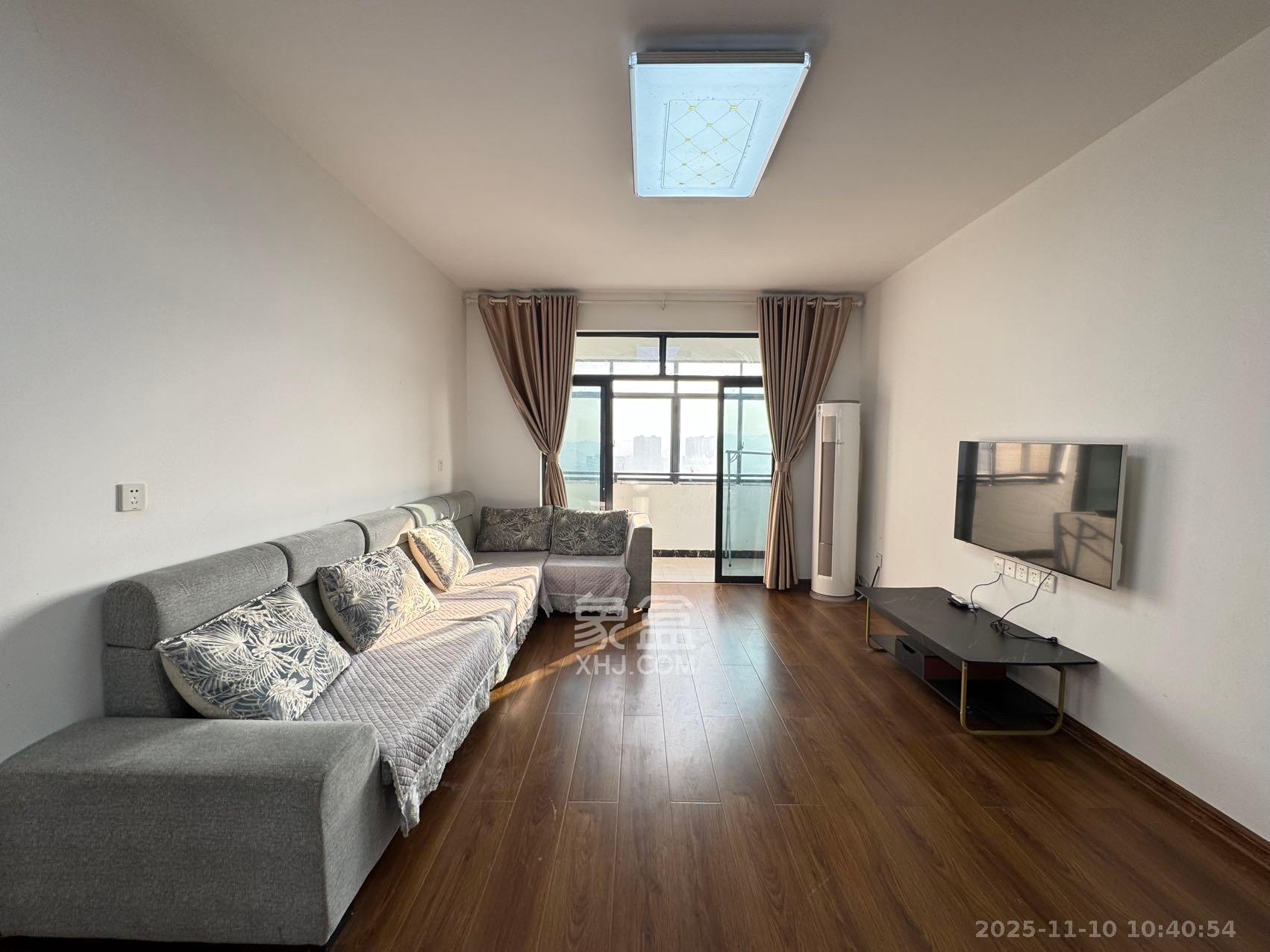 中央美郡  3室2厅2卫    3400.0元/月