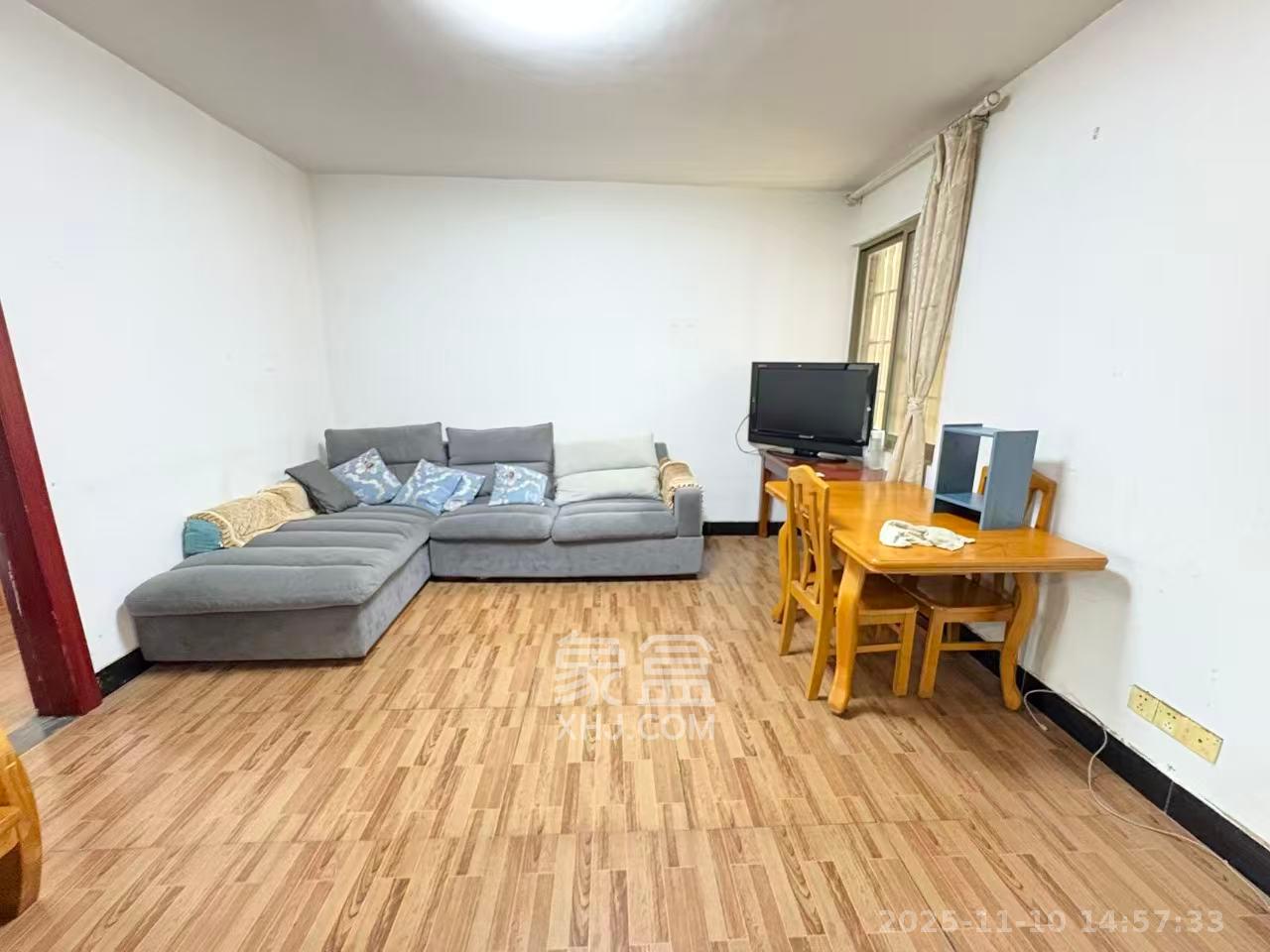 层上观邸  3室2厅1卫    2000.0元/月