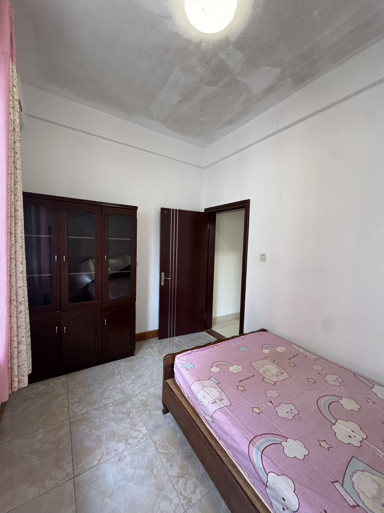 新华公寓  3室2厅1卫    2000.0元/月室内图