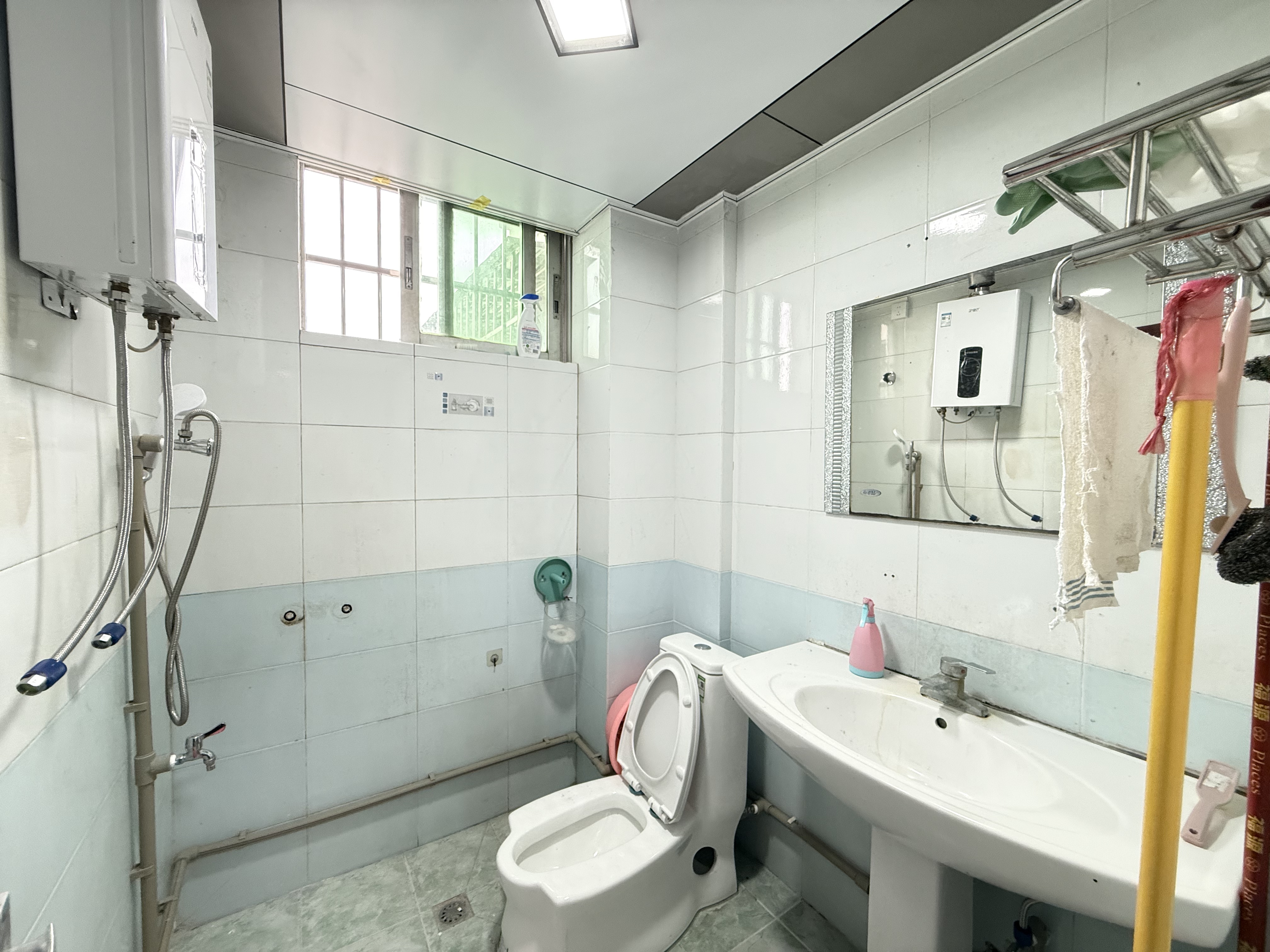 华强小区  3室2厅1卫    2100.0元/月室内图