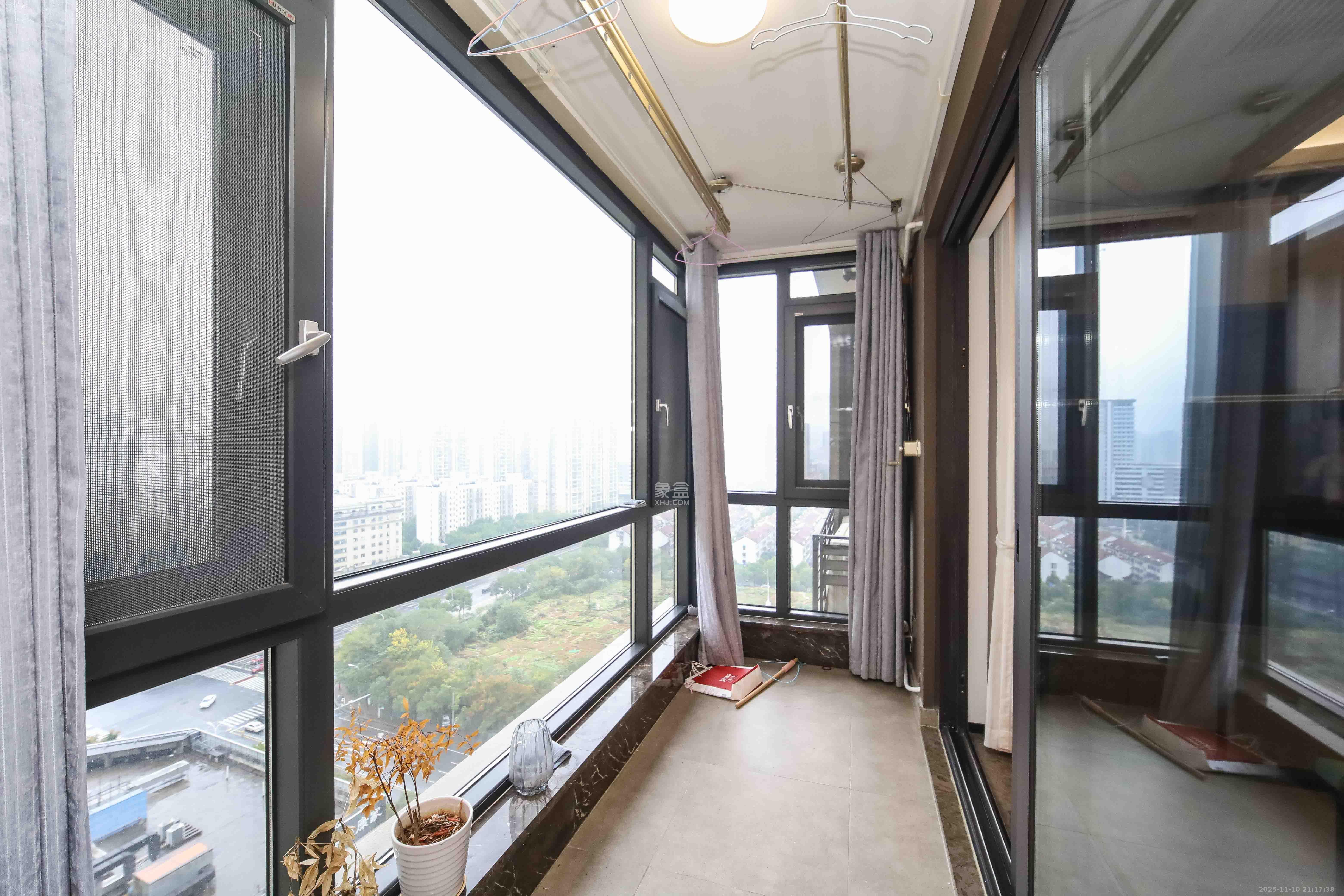 万科金域蓝湾 4室2厅2卫 180.0万 万科金域蓝湾 4室2厅2卫 180.0万阳台