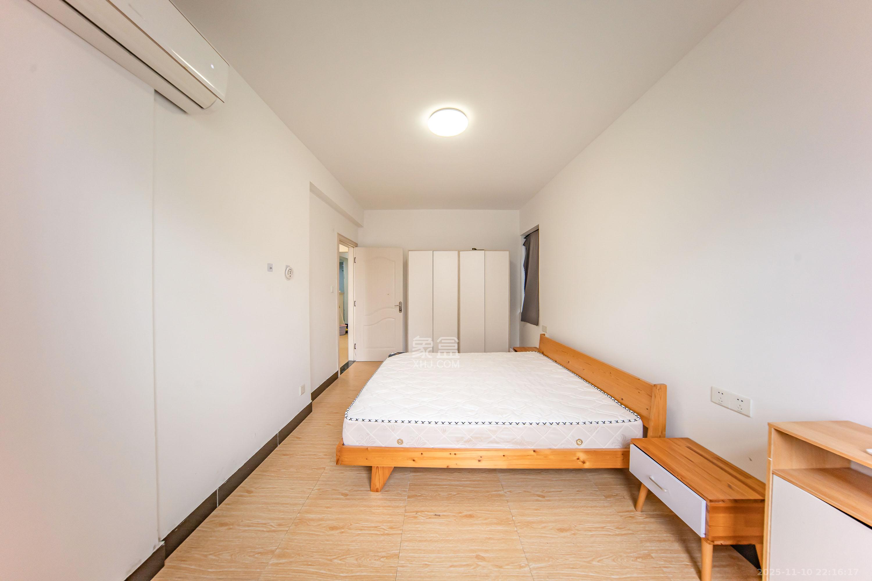 阳光100一期、四五期 2室2厅1卫 85.0万 阳光100一期、四五期 2室2厅1卫 85.0万卧室