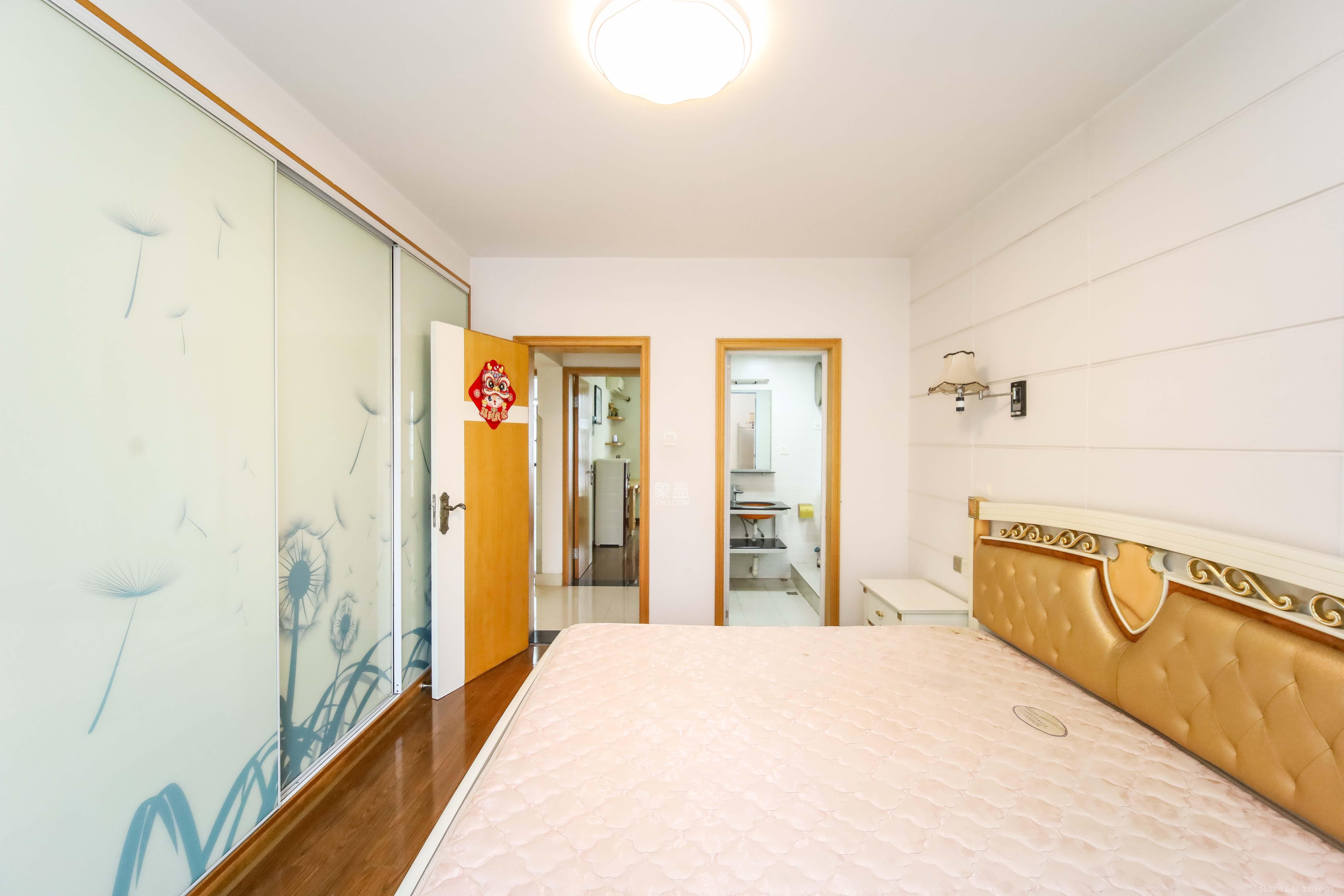 西子花苑  3室2厅2卫    113.0万卧室