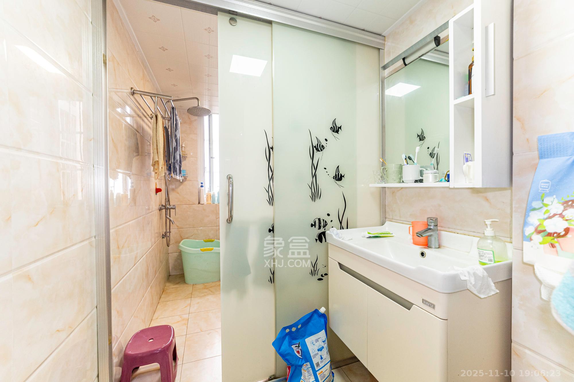 山水湾 4室2厅2卫 89.0万 山水湾 4室2厅2卫 89.0万卫生间