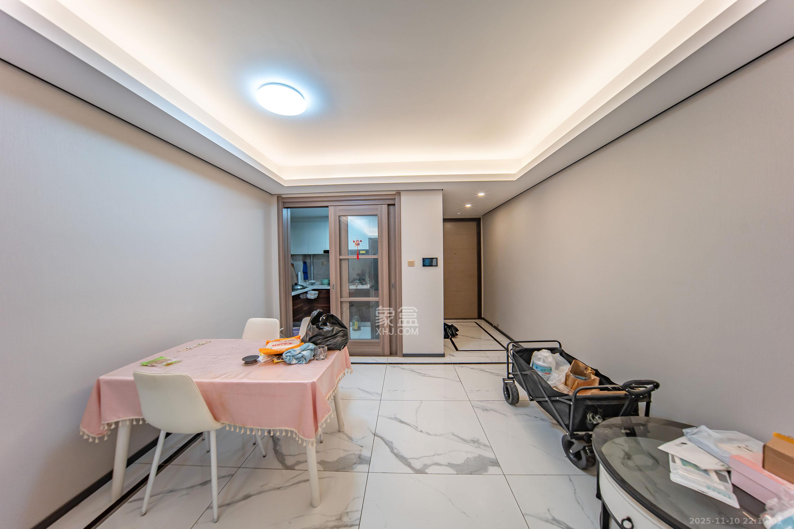 中海阅麓山二期 3室2厅2卫 130.0万 中海阅麓山二期 3室2厅2卫 130.0万客厅