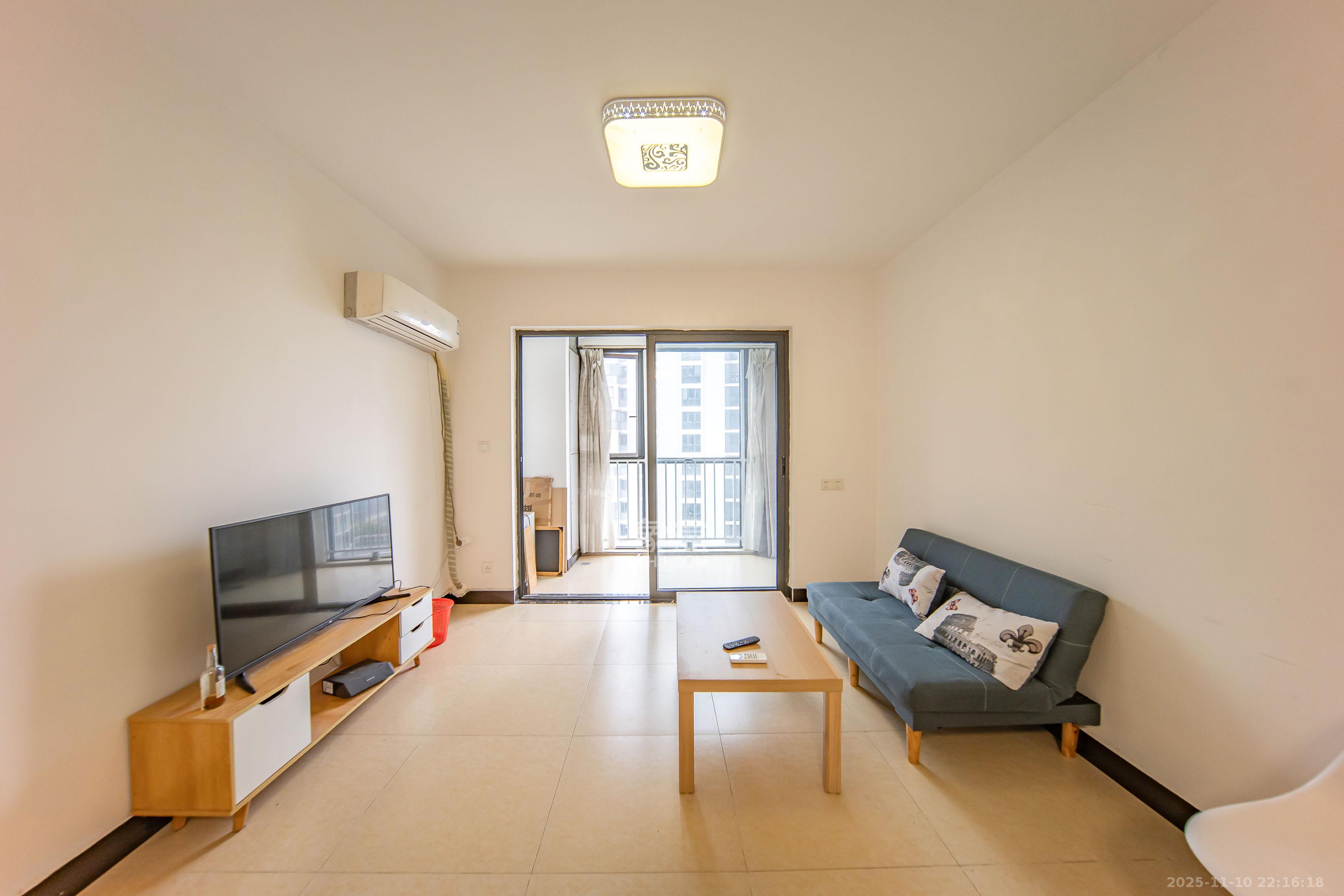 阳光100一期、四五期 2室2厅1卫 85.0万 阳光100一期、四五期 2室2厅1卫 85.0万客厅