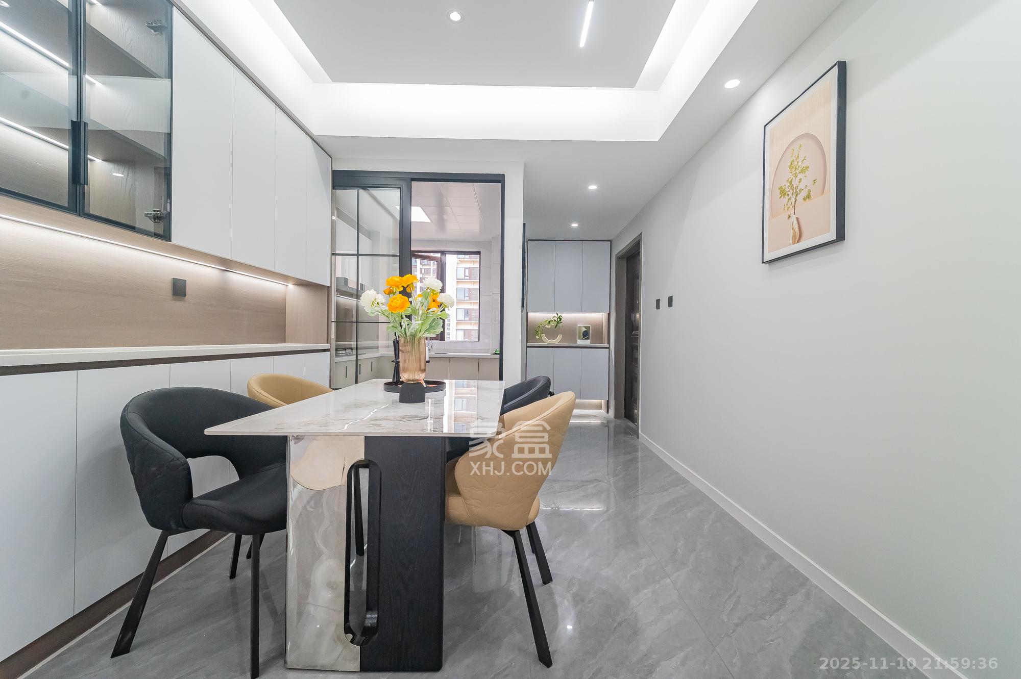 旭辉美的东樾城  4室2厅2卫    115.0万客厅