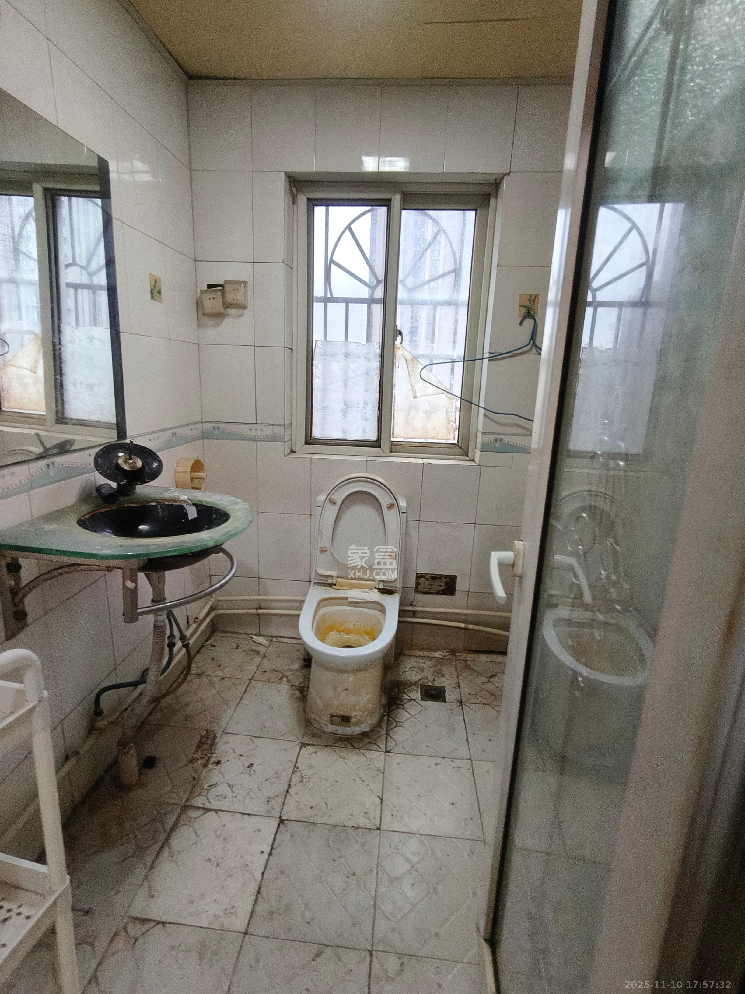 银力家园 3室2厅2卫 2300.0元/月 银力家园 3室2厅2卫 2300.0元/月室内图