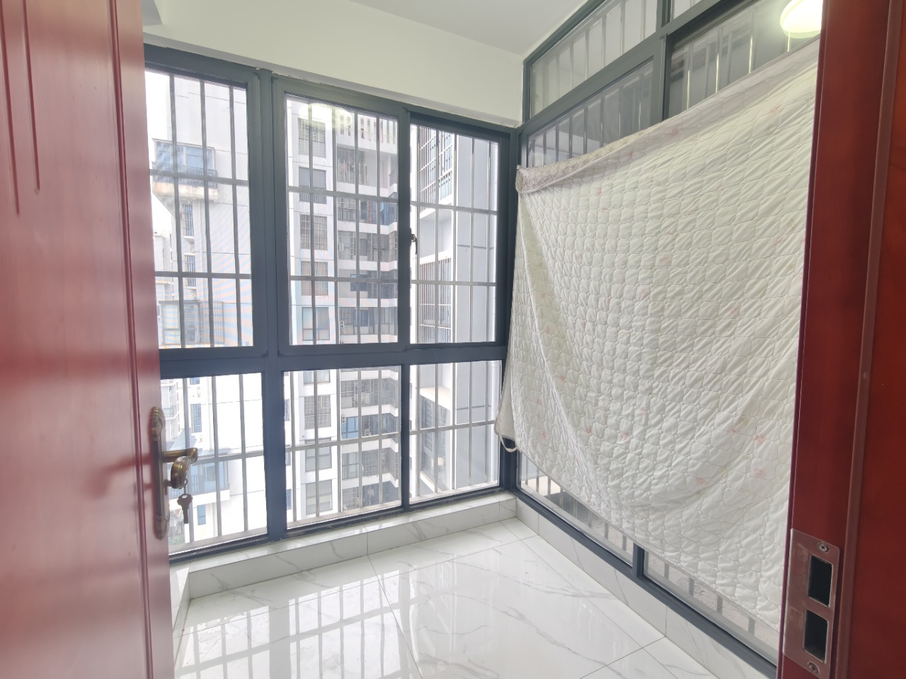 蓝海瑞园  3室2厅1卫    2700.0元/月室内图