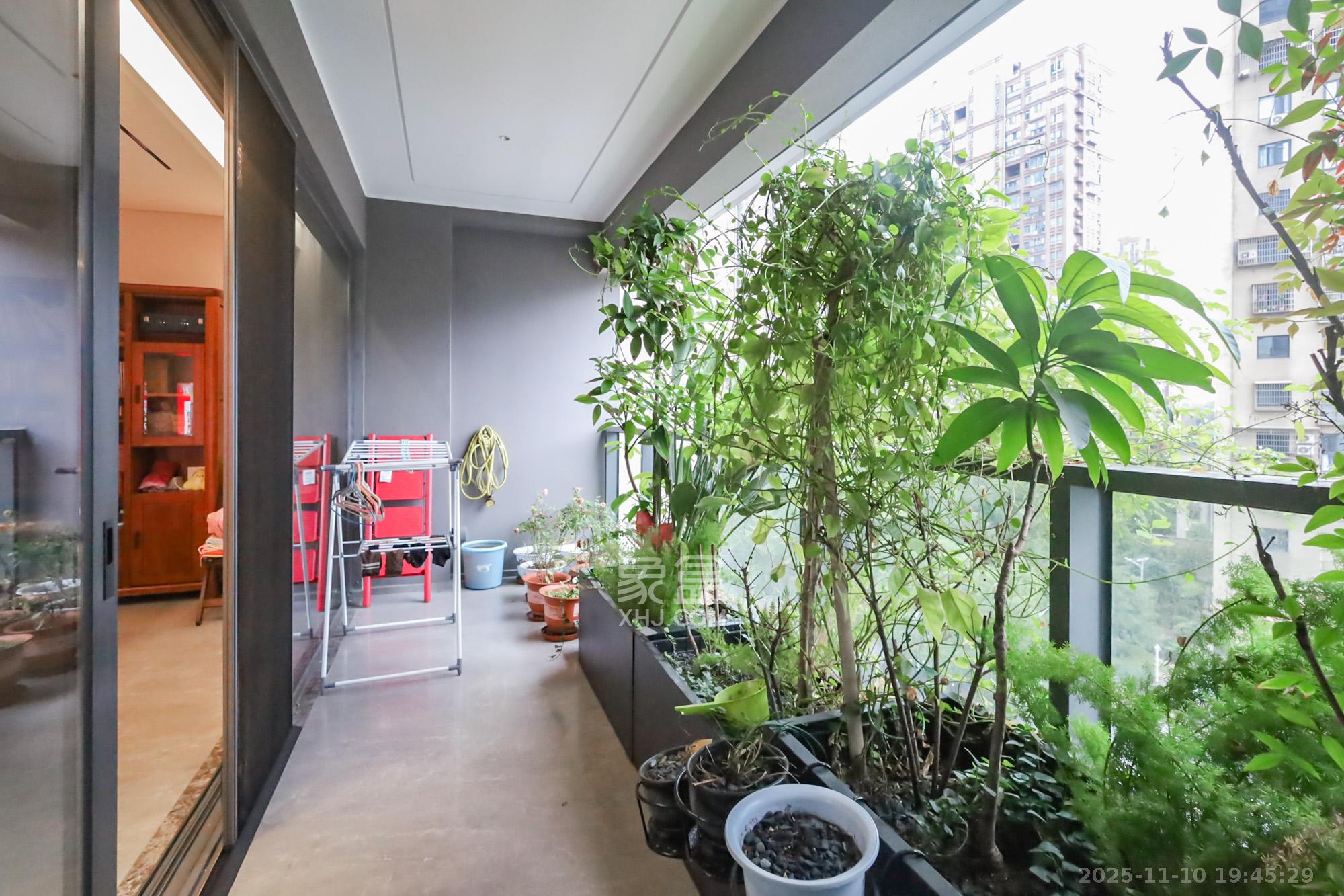 长沙悦府（华润万象城）  3室2厅3卫    420.0万阳台