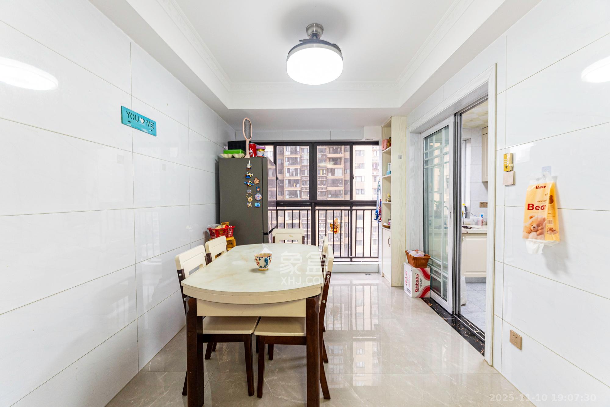 保利香槟国际 4室2厅2卫 103.0万 保利香槟国际 4室2厅2卫 103.0万客厅