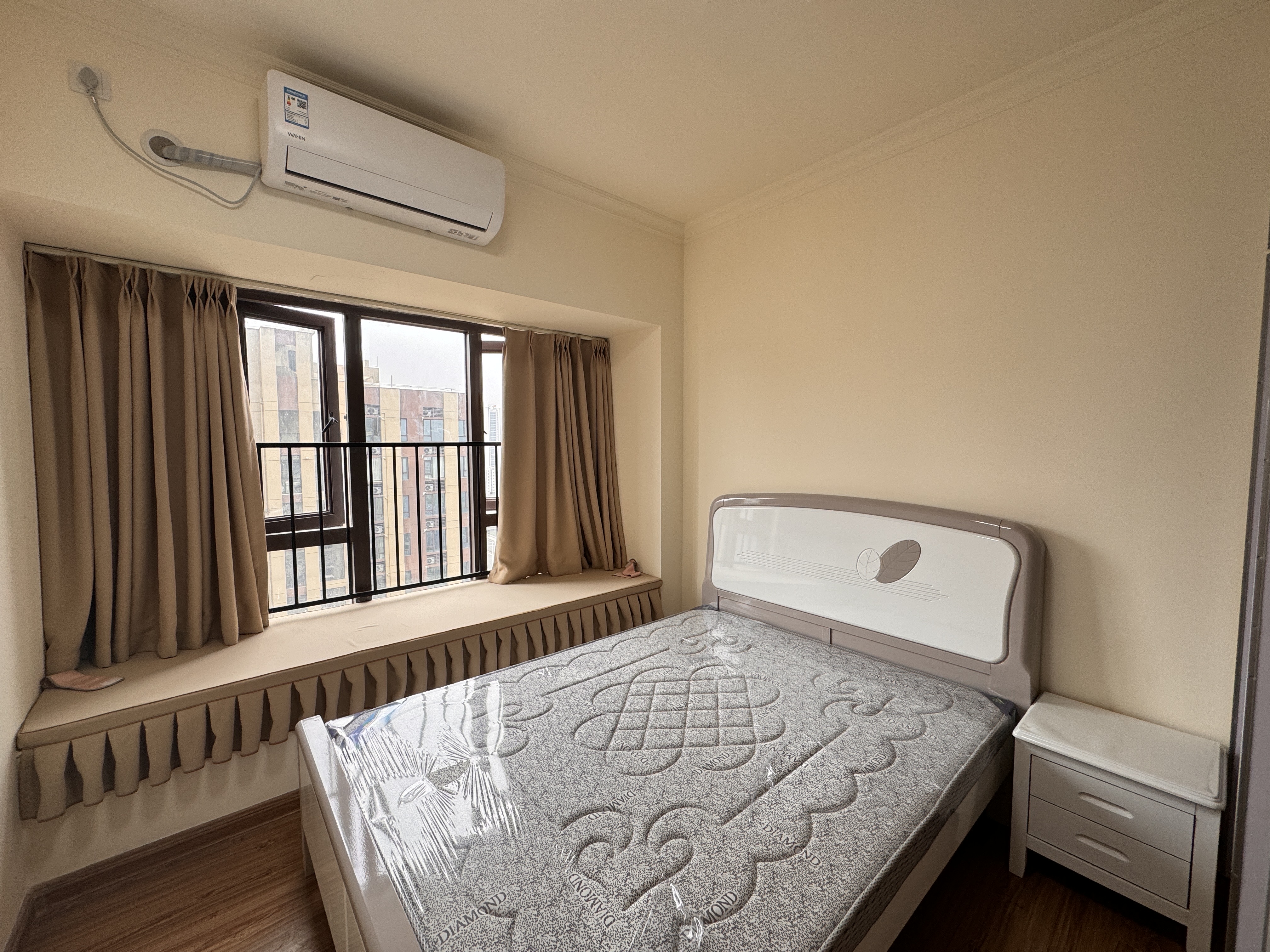 华耀碧桂园十里江湾誉峯 3室1厅1卫 2300.0元/月 华耀碧桂园十里江湾誉峯 3室1厅1卫 2300.0元/月室内图