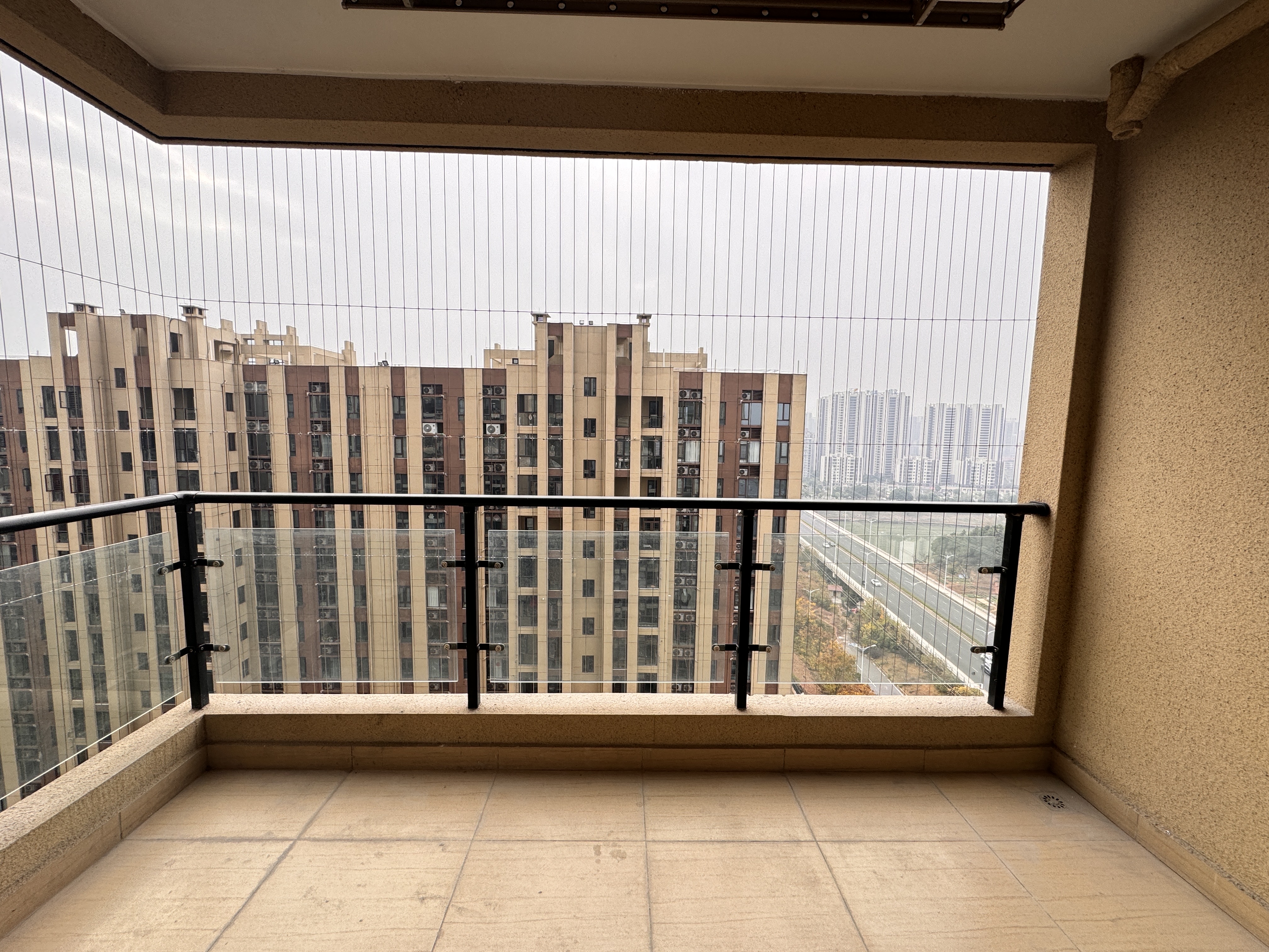 华耀碧桂园十里江湾誉峯 3室1厅1卫 2300.0元/月 华耀碧桂园十里江湾誉峯 3室1厅1卫 2300.0元/月室内图