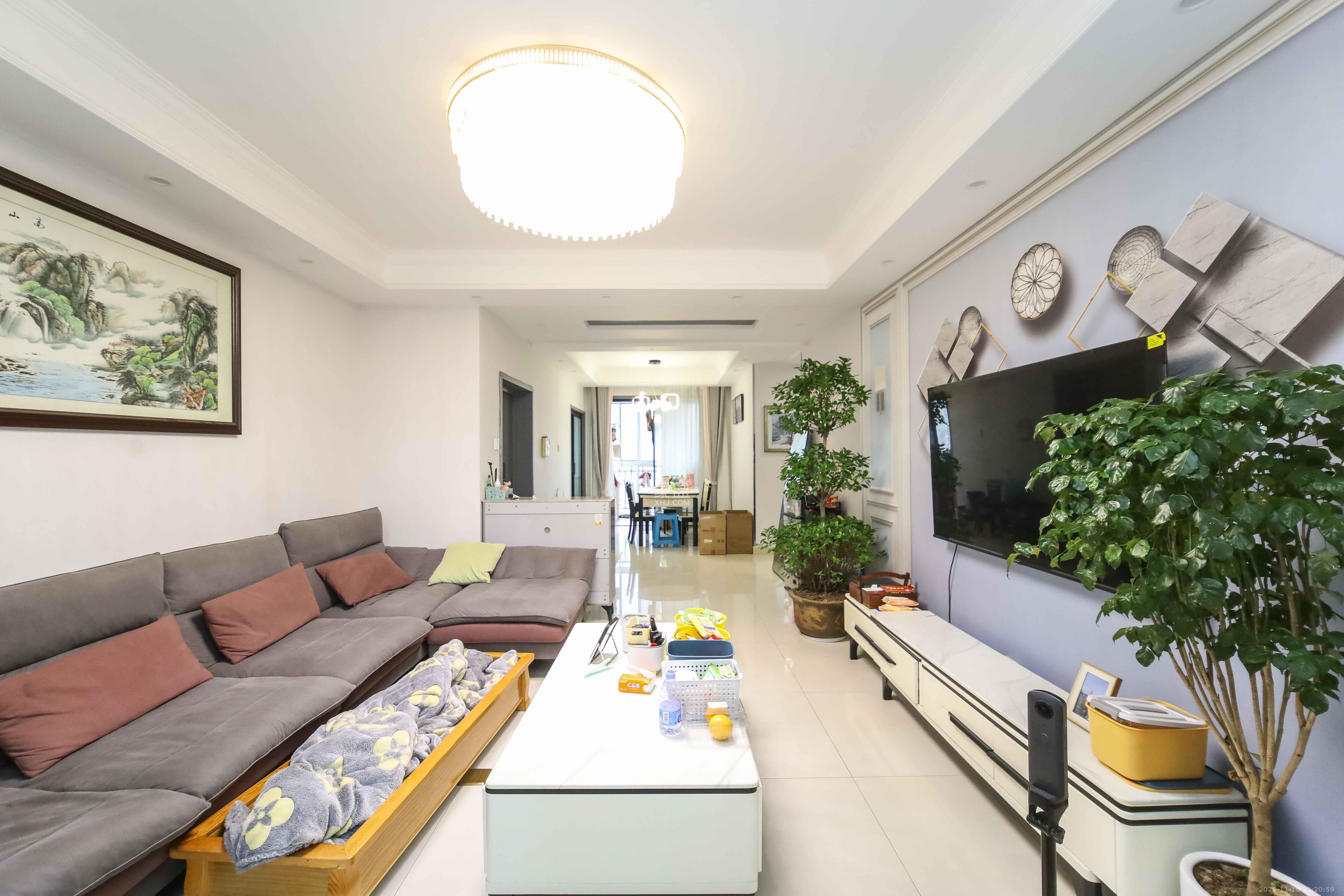 一品东庭  3室2厅2卫    110.0万客厅