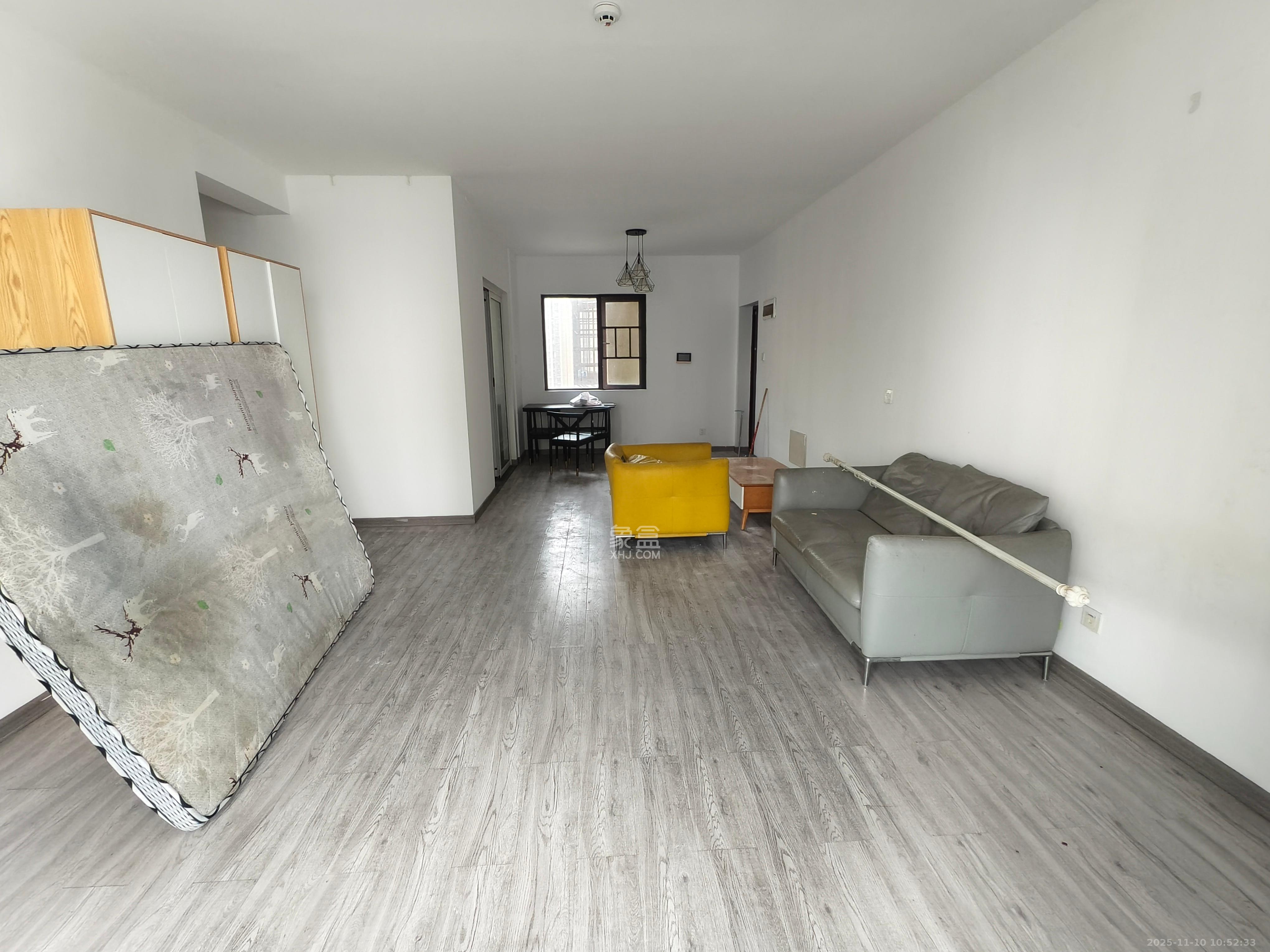 和润园三期  4室2厅2卫    2800.0元/月