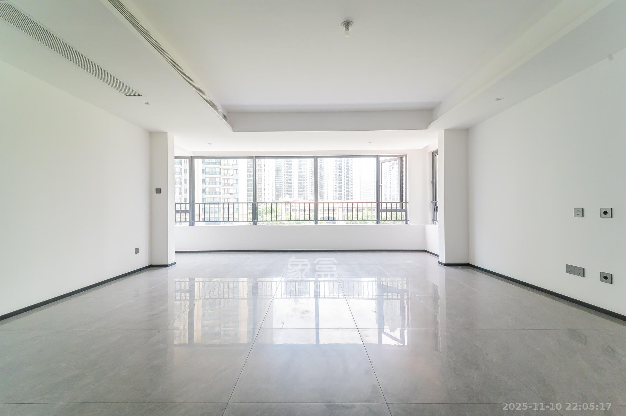 万科松湖天地 4室2厅2卫 168.0万 万科松湖天地 4室2厅2卫 168.0万客厅