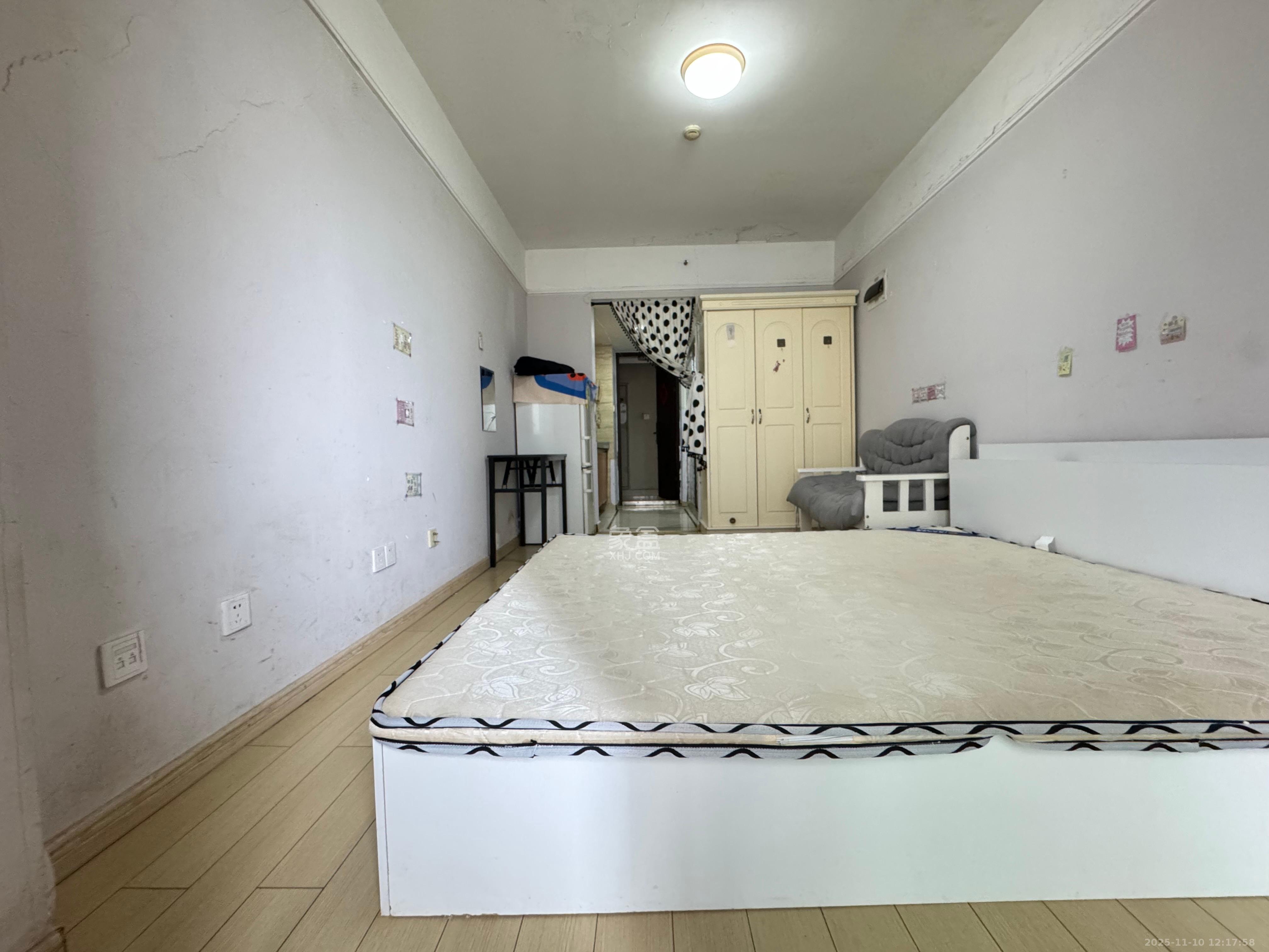 万科城  1室1厅1卫    1500.0元/月