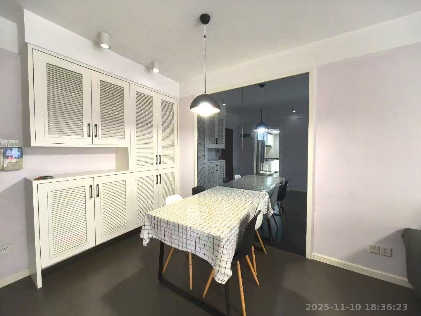 三一街区  2室1厅1卫    2200.0元/月室内图