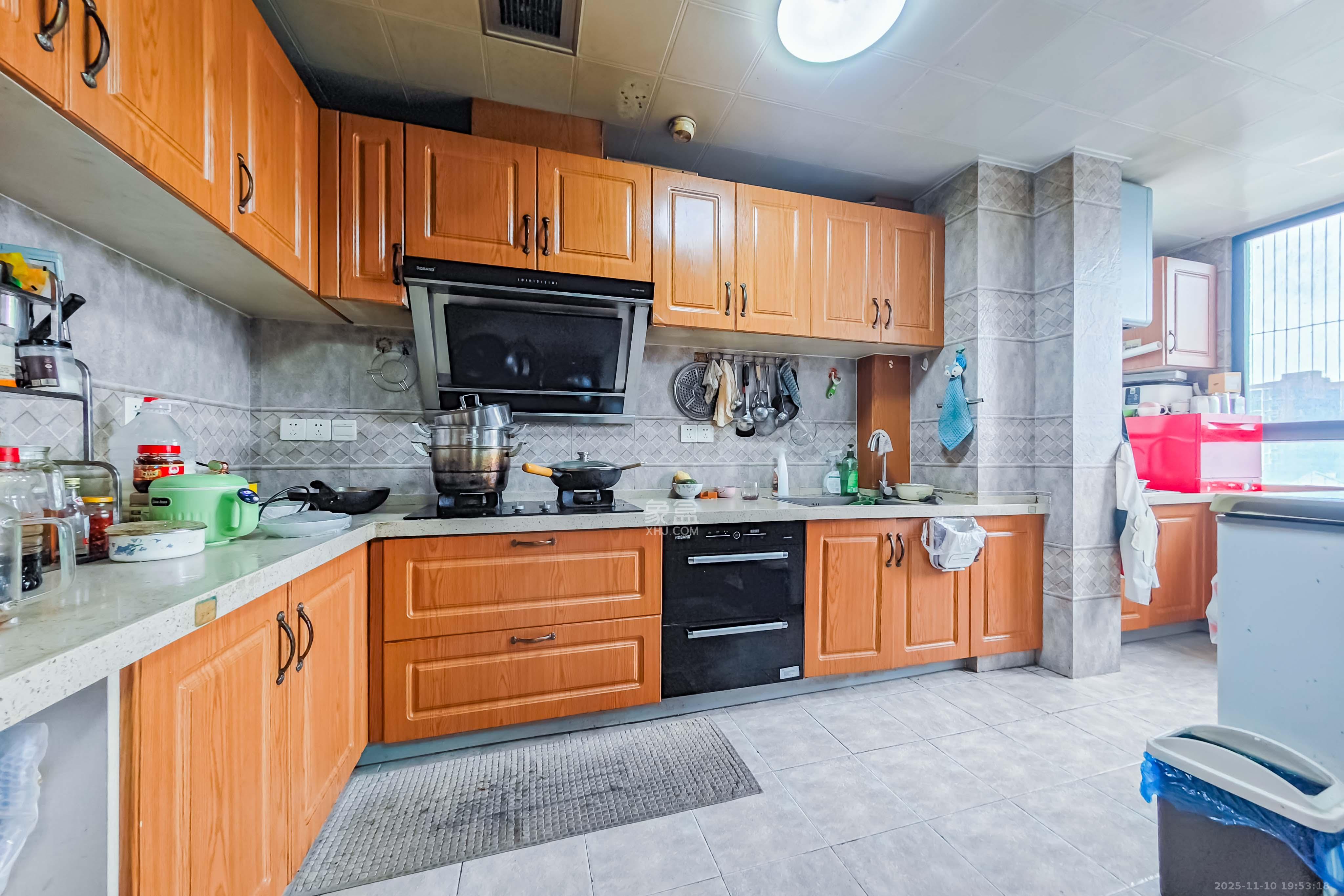 融科东南海  6室2厅2卫    288.0万厨房