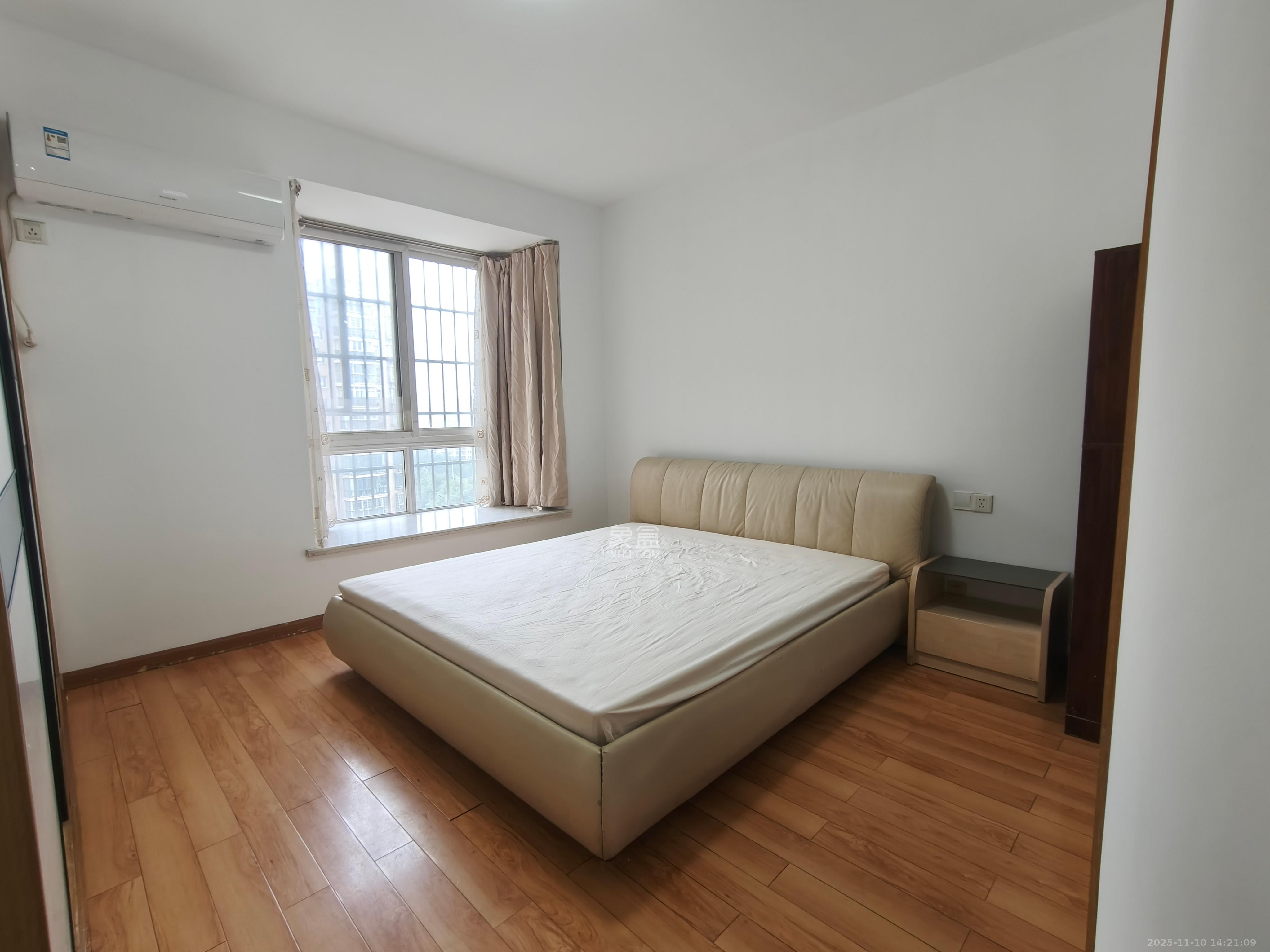 金碧文华  3室2厅2卫    2300.0元/月室内图