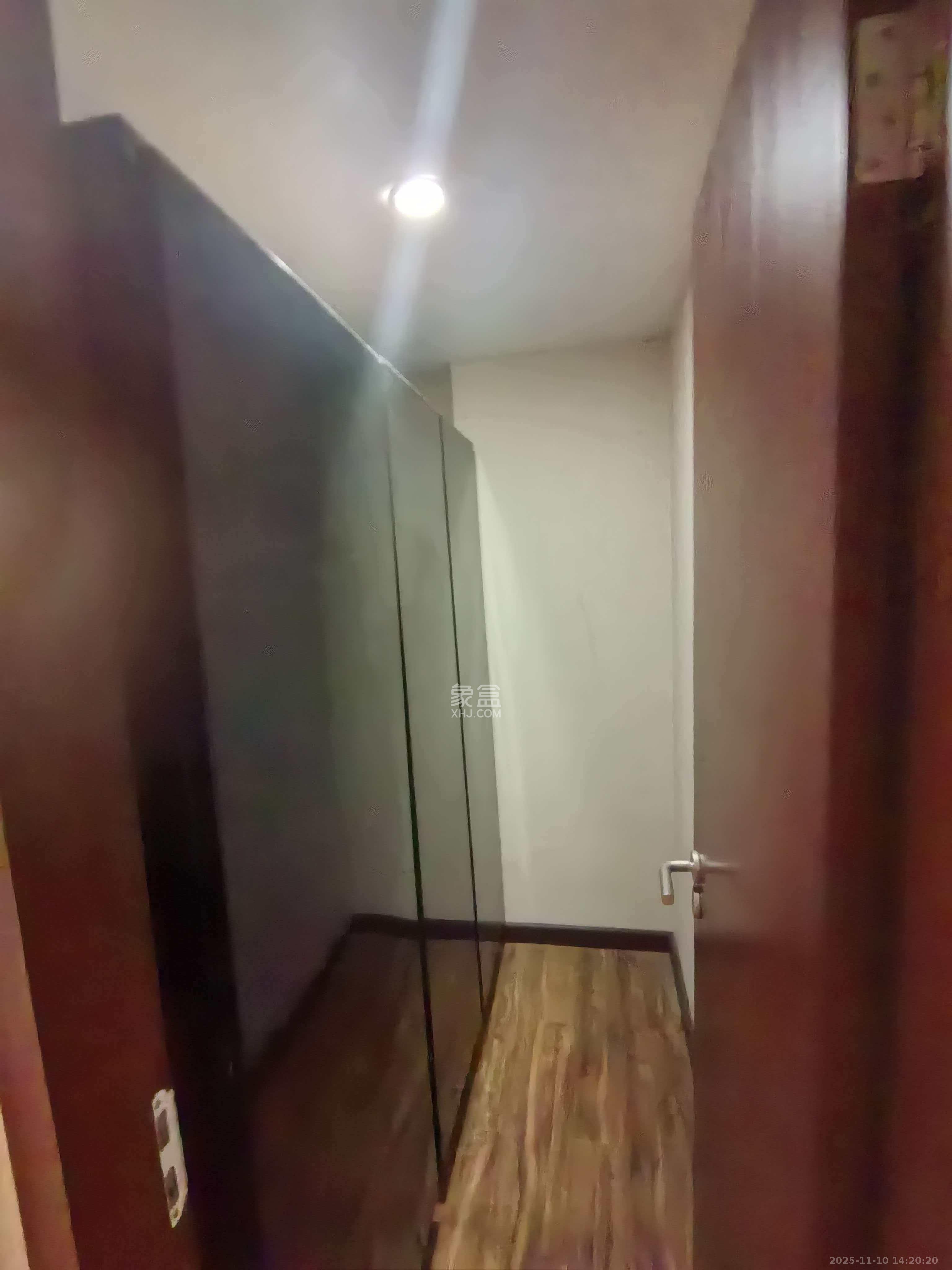 标志商务中心  1室1厅1卫    1500.0元/月室内图