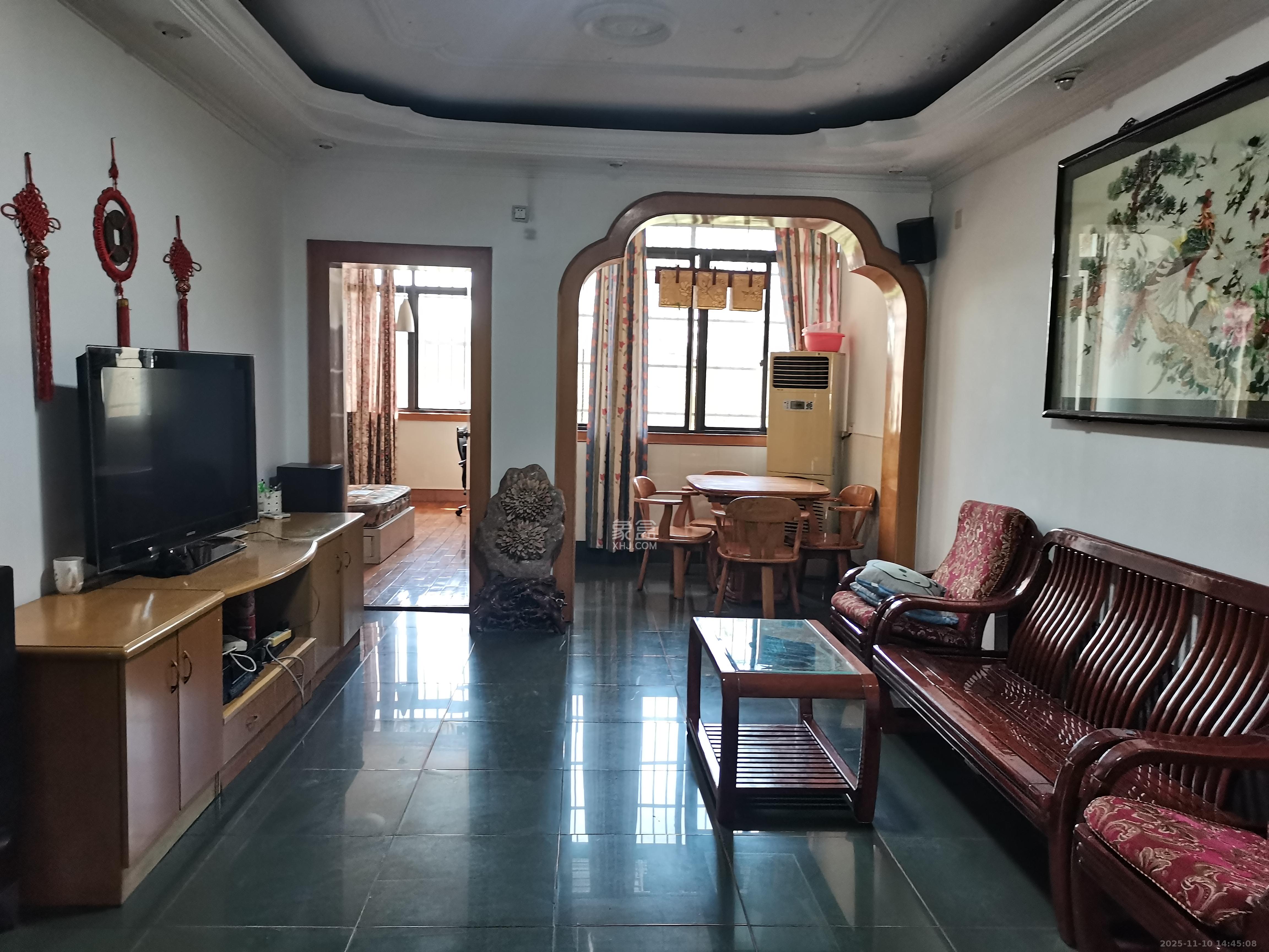 中南大学南校区  3室2厅1卫    2200.0元/月