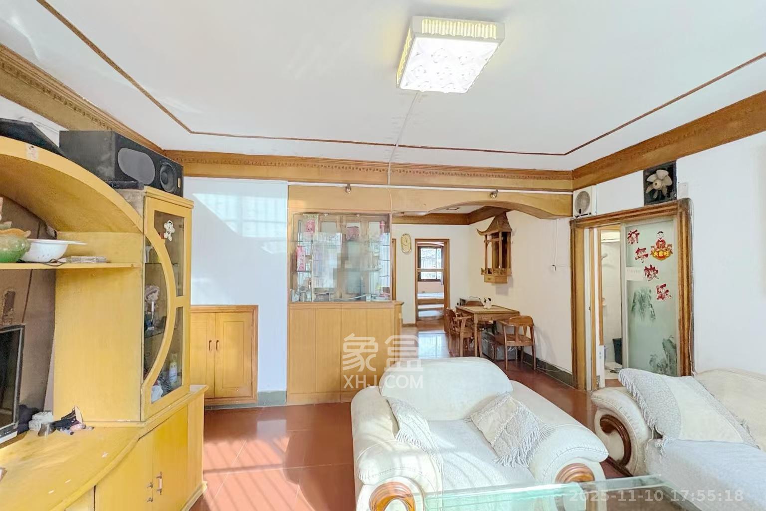 肇家（嘉）坪散盘  3室2厅2卫    2600.0元/月室内图