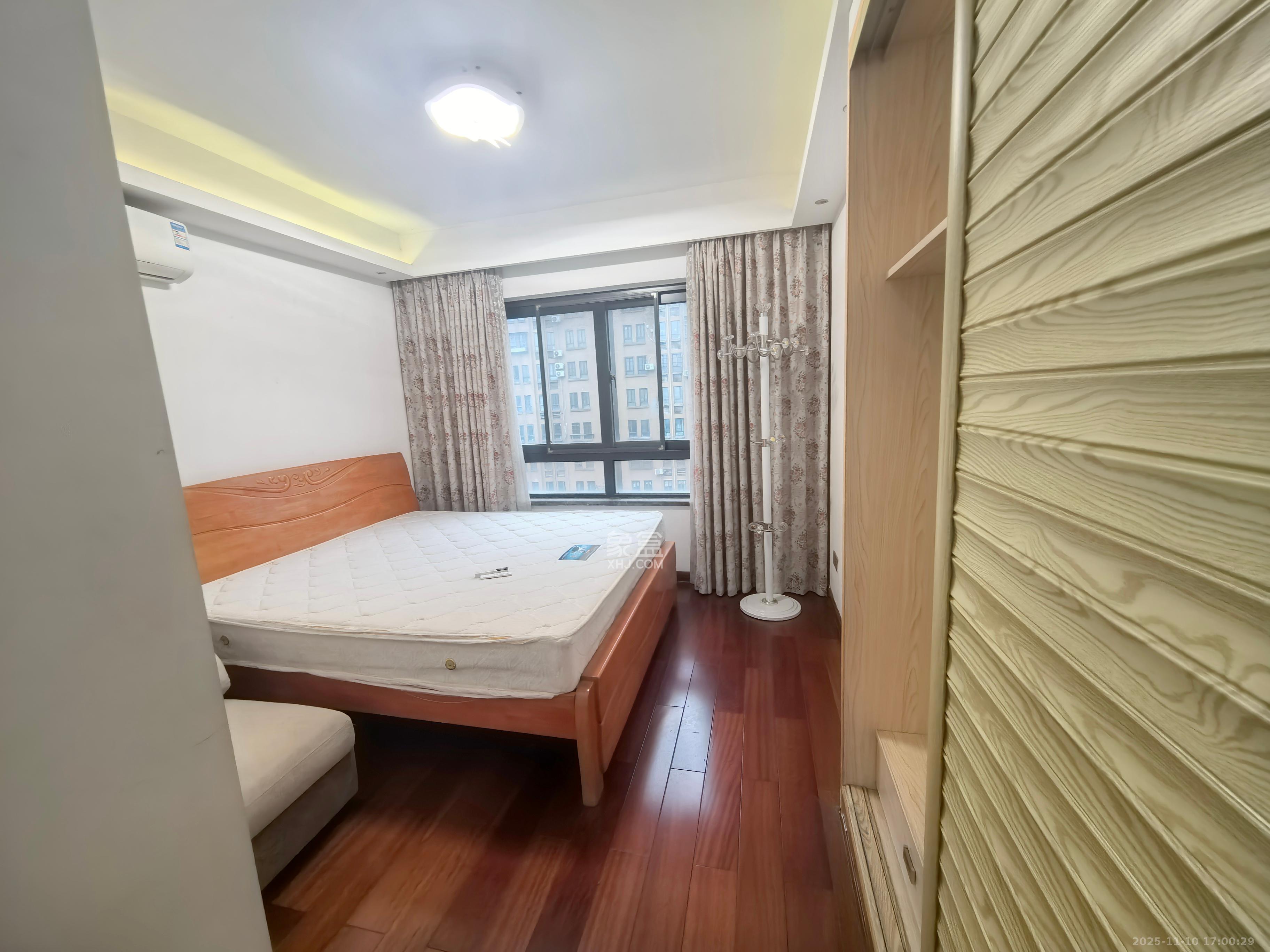 中信凯旋蓝岸（中信新城三期）  3室2厅2卫    1900.0元/月室内图