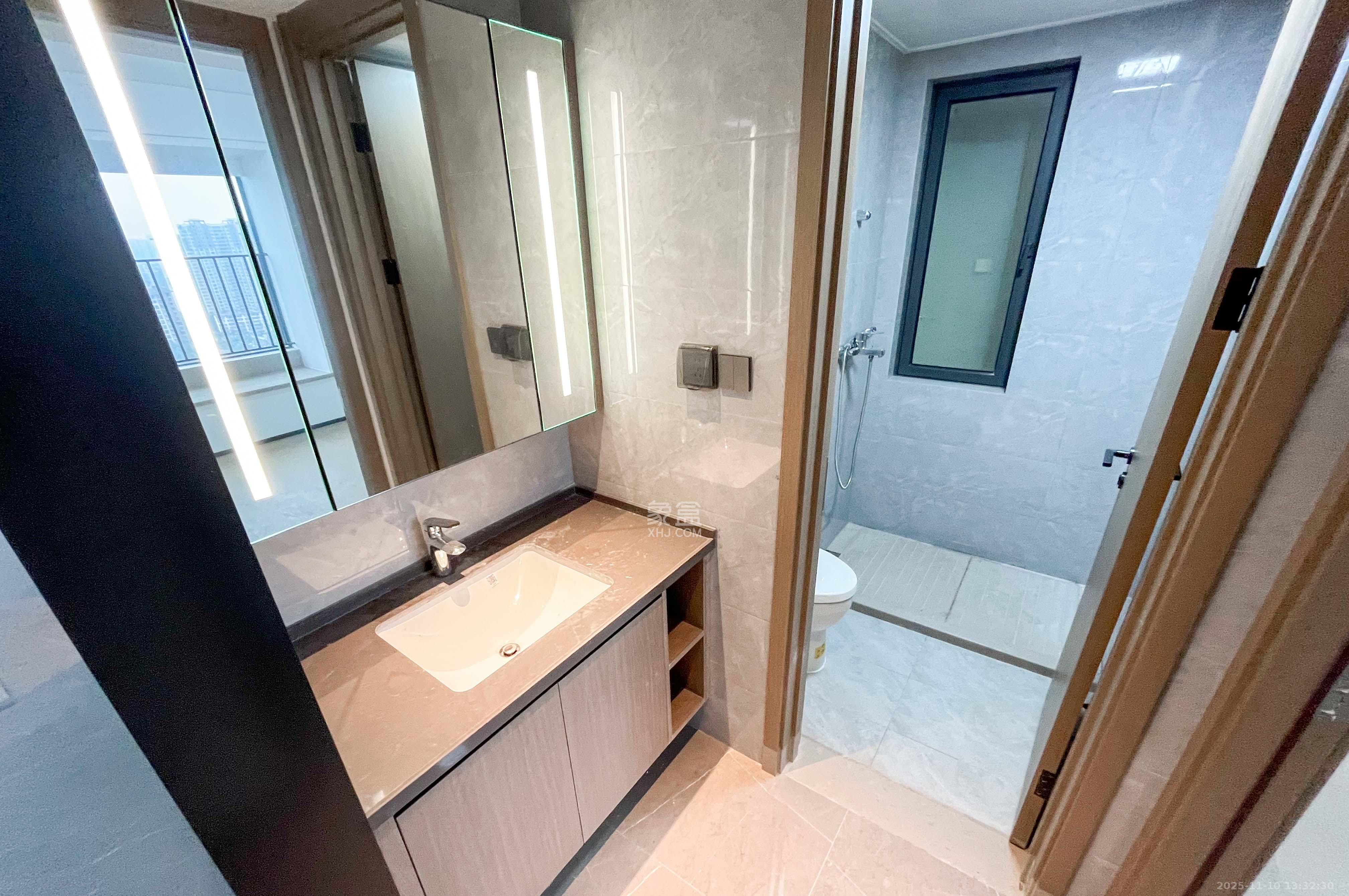 金地峯范 4室2厅2卫 259.0万 金地峯范 4室2厅2卫 259.0万卫生间