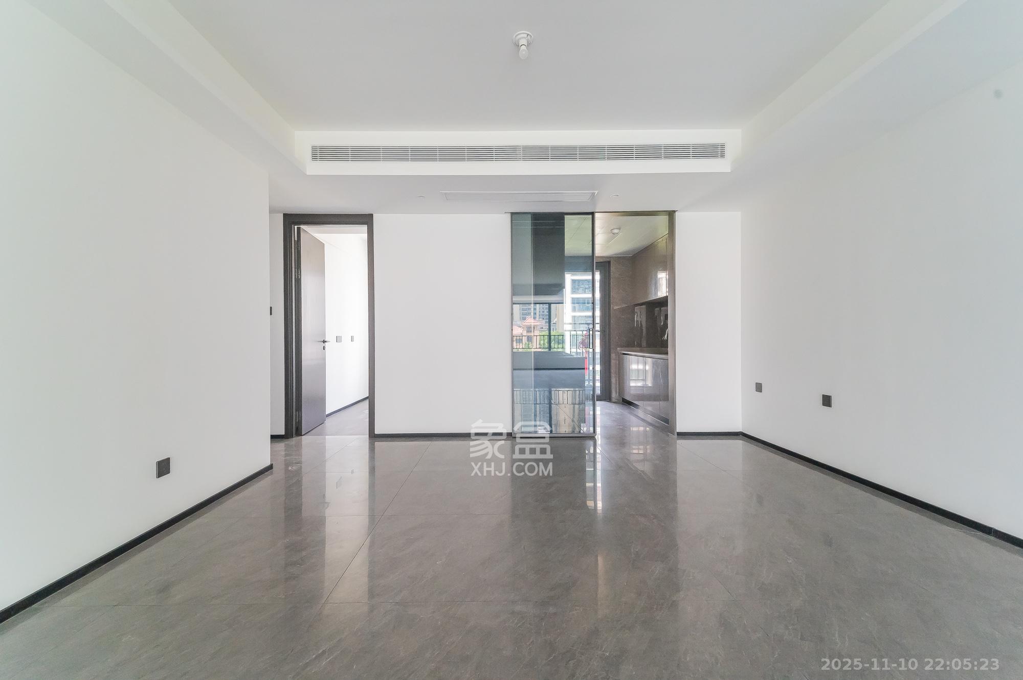 万科松湖天地  4室2厅2卫    168.0万客厅