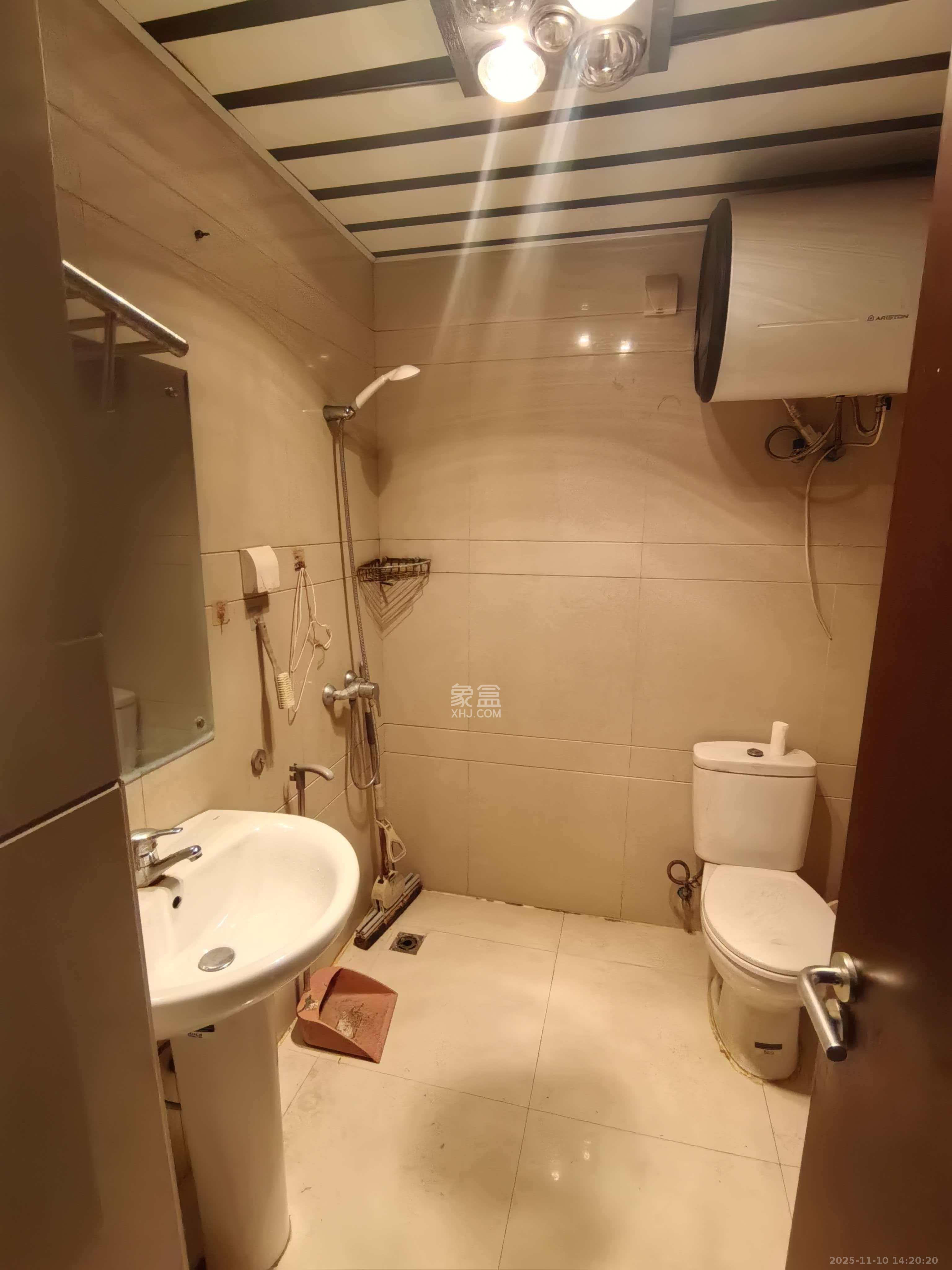 标志商务中心  1室1厅1卫    1500.0元/月室内图