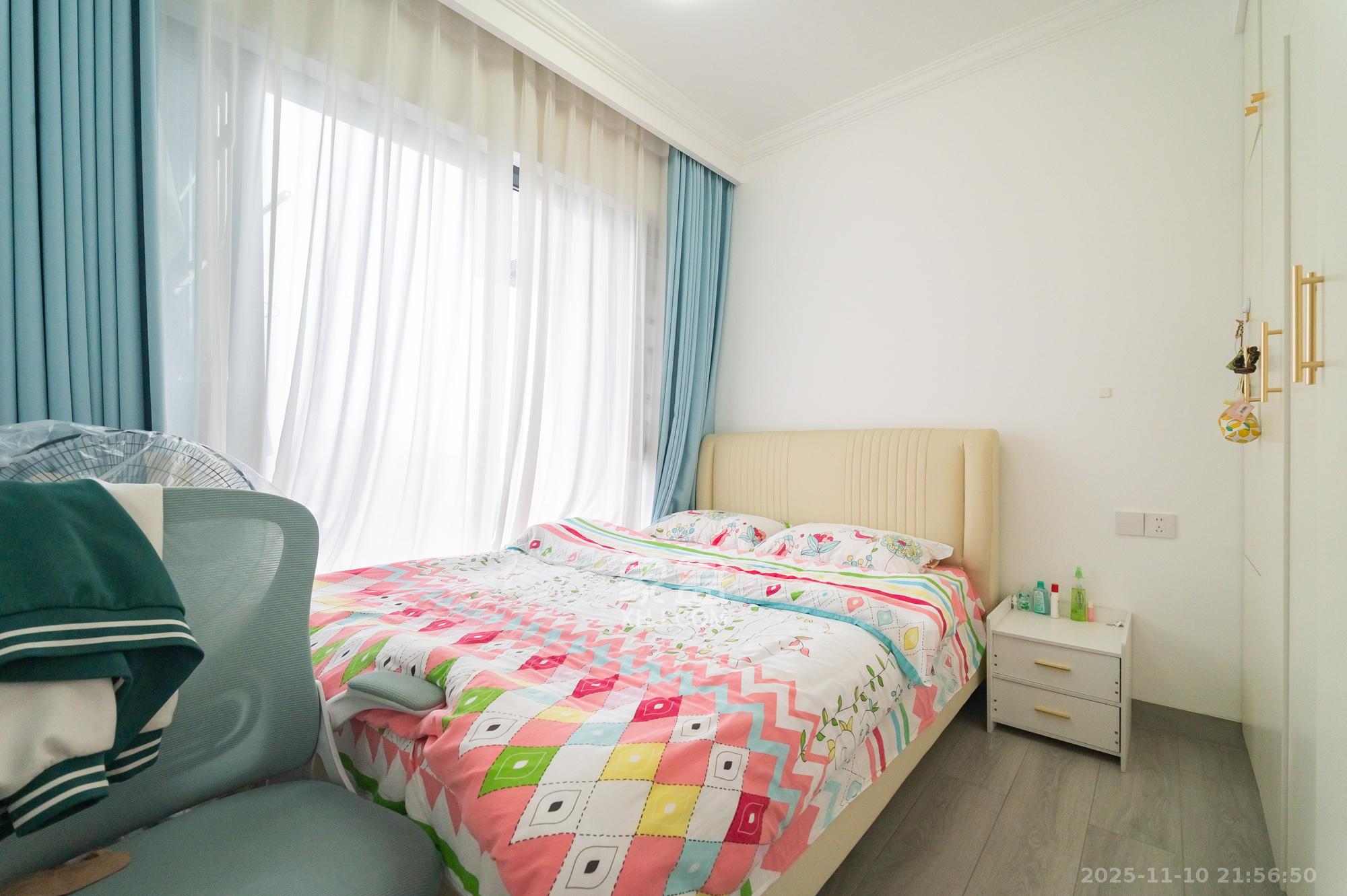 金辉优步星樾  3室2厅2卫    75.0万卧室