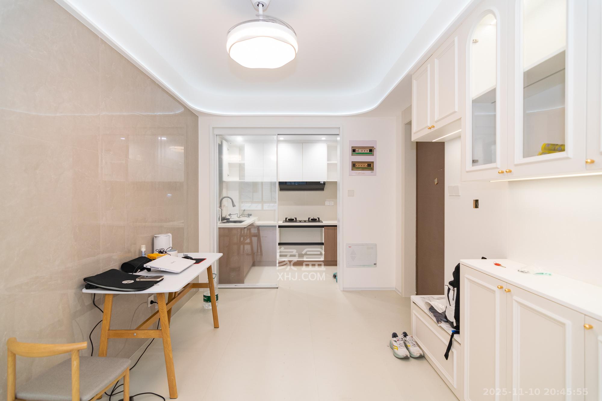 金辉优步学府 4室2厅2卫 102.8万 金辉优步学府 4室2厅2卫 102.8万客厅