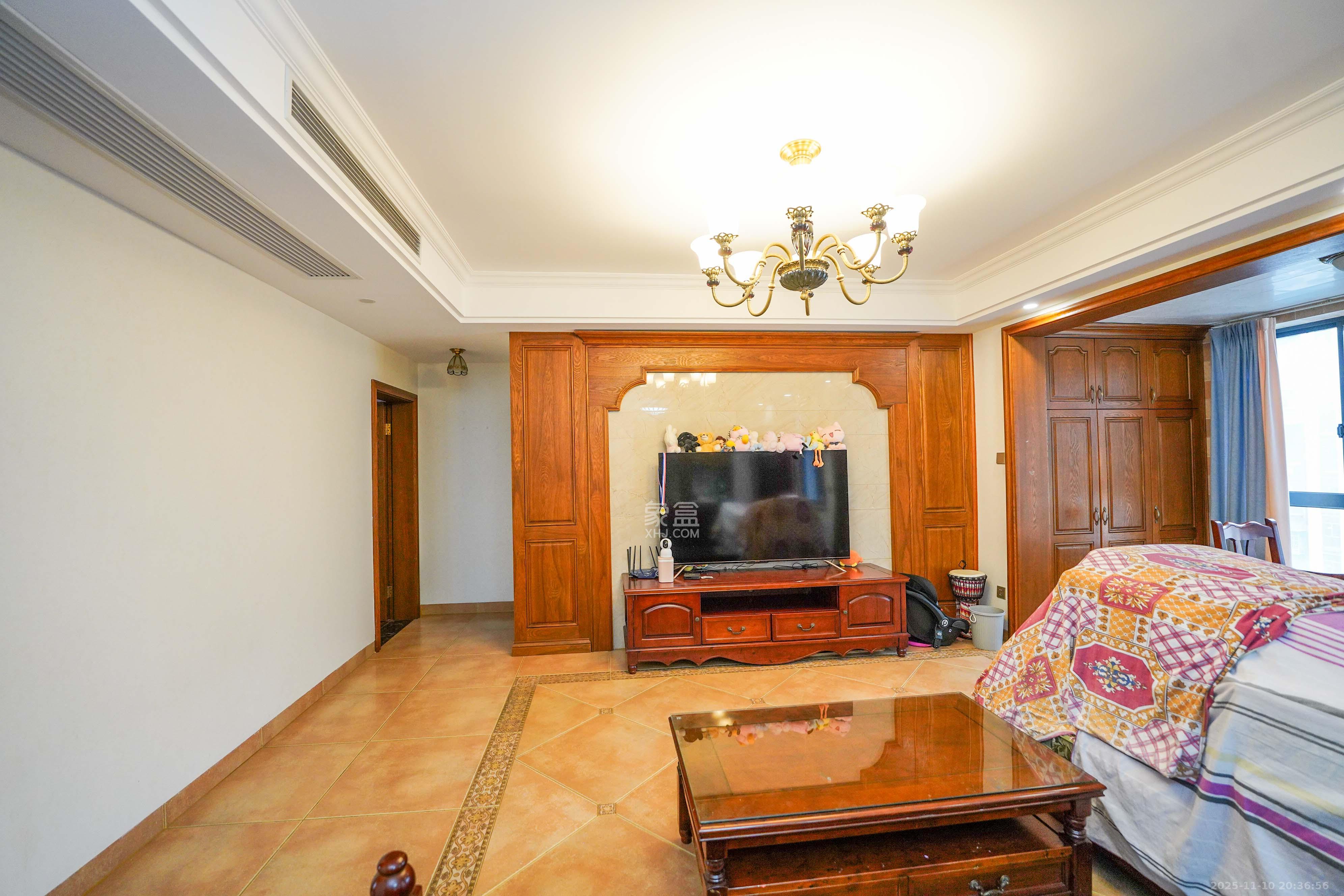 五矿紫湖香醍 4室2厅2卫 99.8万 五矿紫湖香醍 4室2厅2卫 99.8万客厅