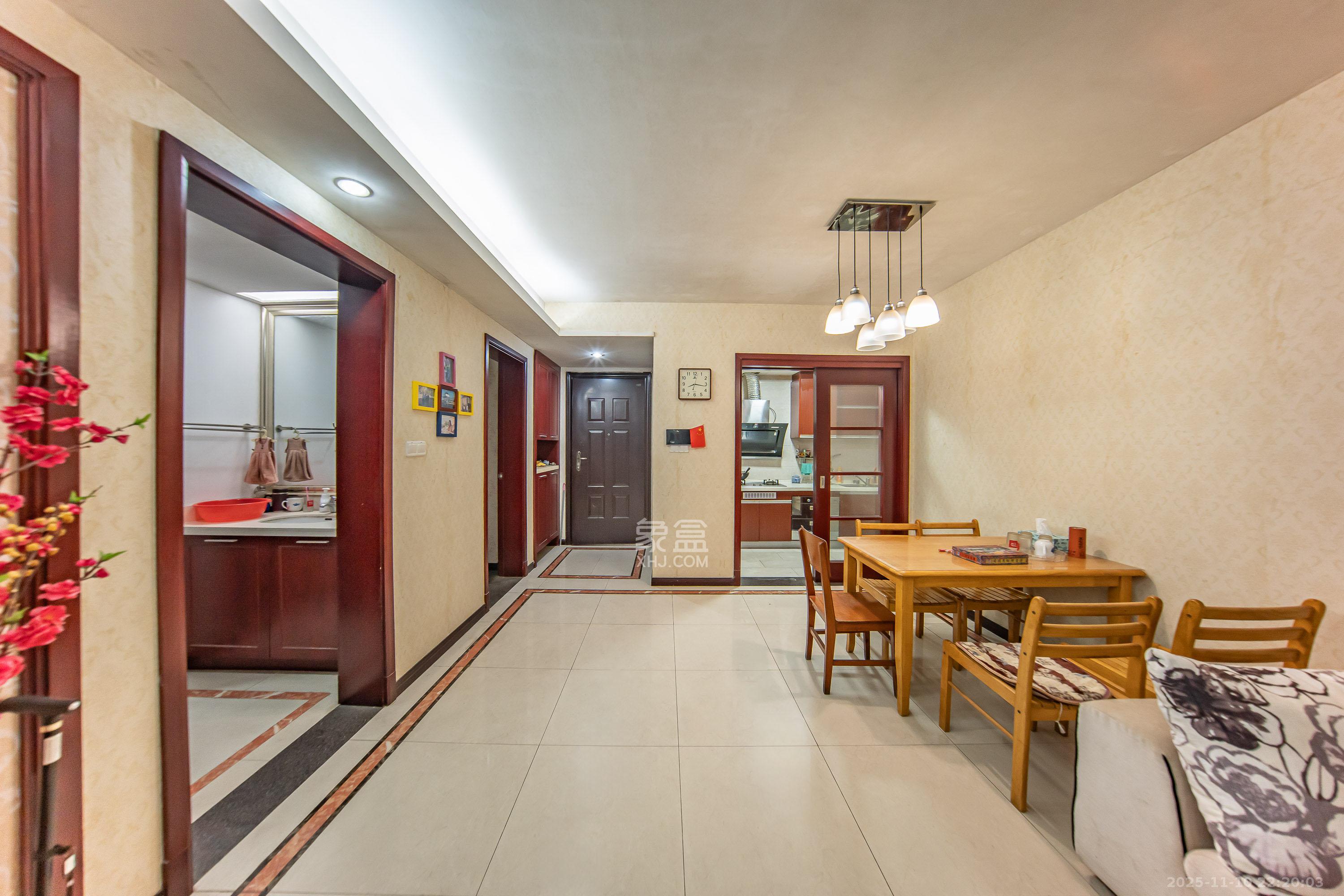 中海国际二期 3室2厅1卫 60.8万 中海国际二期 3室2厅1卫 60.8万客厅