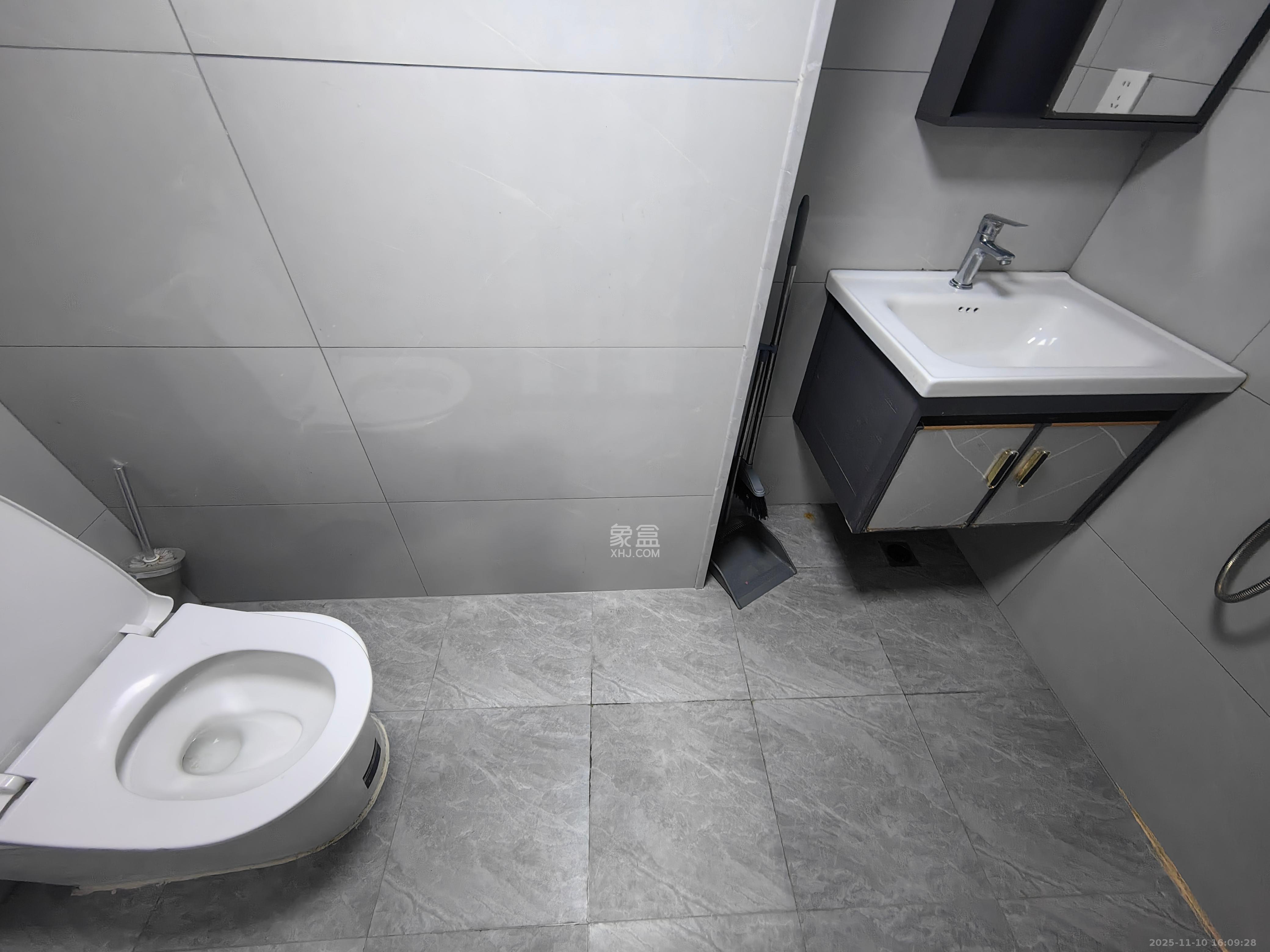 福晟翡翠湾  2室1厅1卫    2000.0元/月室内图