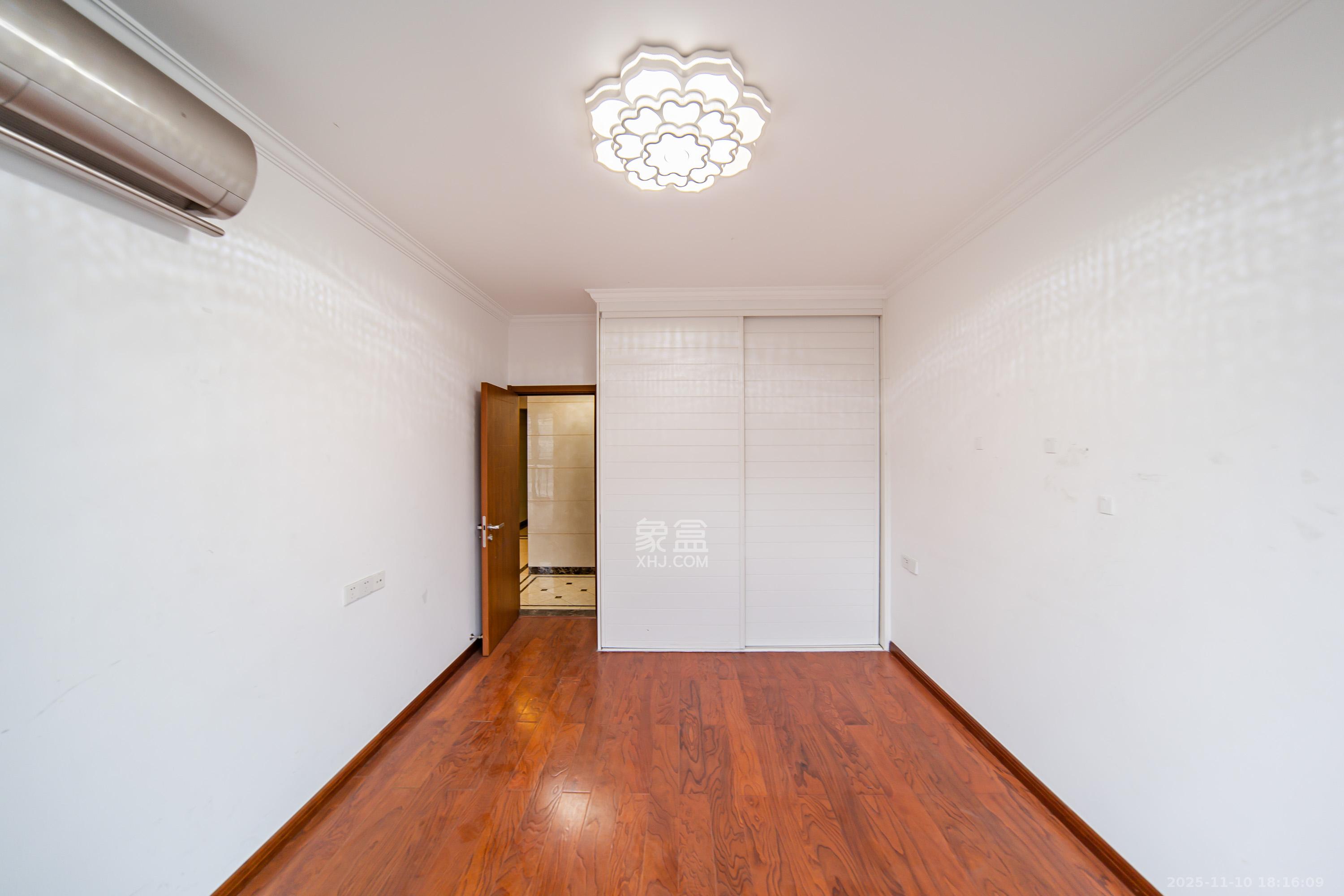 阳光100一期、四五期  2室2厅1卫    82.0万卧室